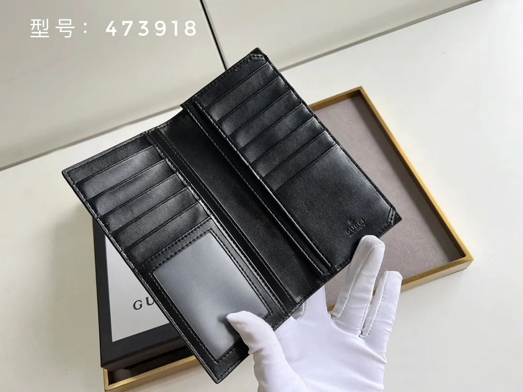 💰140 Top original version💎 GG silver and gold embossed # Guccissima GG printed cowhide suit clip Bi-fold wallet Black suit clip looks slimmer but contains a lot of cards. You can fit as many as you like. There are 13 card slots, two banknote compartments and a photo frame~ If you are giving a male ticket, remember to put your photo in it:) The most important thing is the classic GG print. Model: 307774/473918 Size: 17.5*9cm
