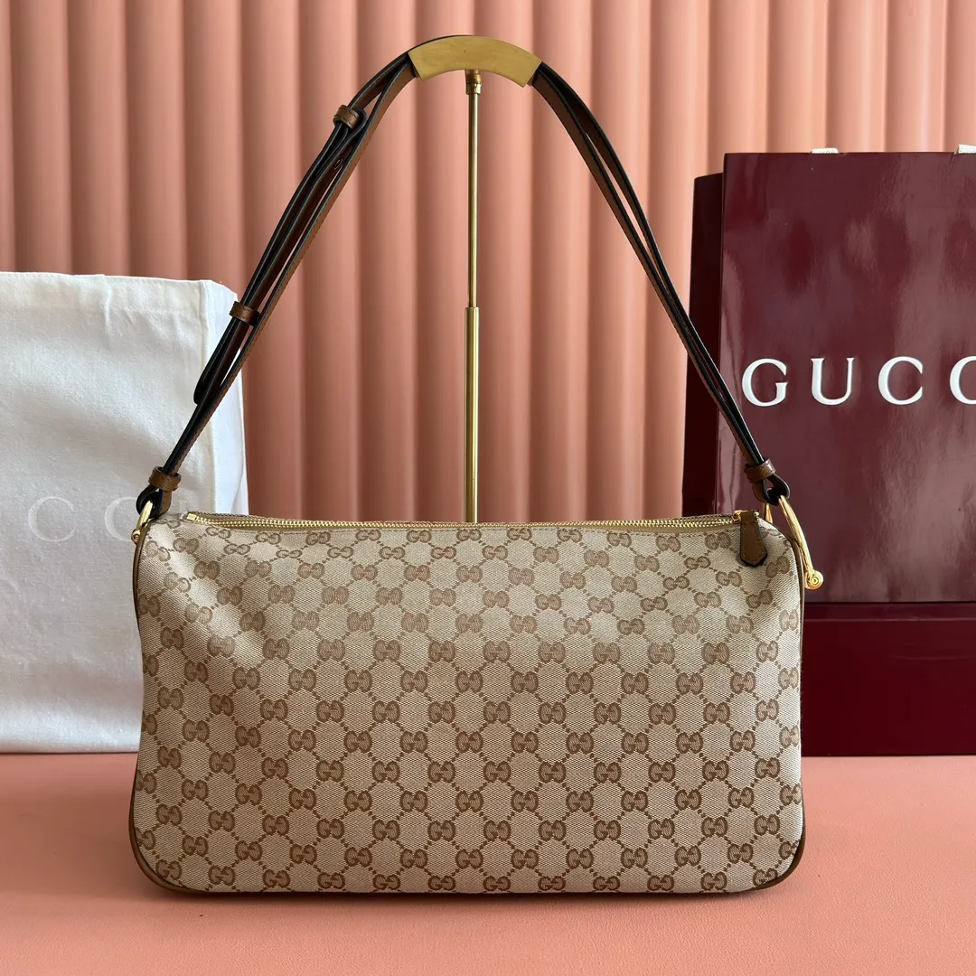 p1140. 💋💋💋【With full set of original counter packaging】The Gucci Half Horsebit series is re-presented, reinterpreting one of the brand's most iconic elements in a modern style. The collection cleverly combines relaxed silhouettes with the iconic half-horsebit hardware, which gives rise to its name. Yellow GG embossed suede Gold-tone hardware Brown cotton and linen blend lining Half horsebit closure Interior: One open pocket Adjustable leather shoulder strap (height: 33cm - 38cm) Zip closure Ident number: 862530. Dimensions: 38cm (width) x 20cm (height) x 15cm (depth) Weight: approx. 0.95kg Color: Brown