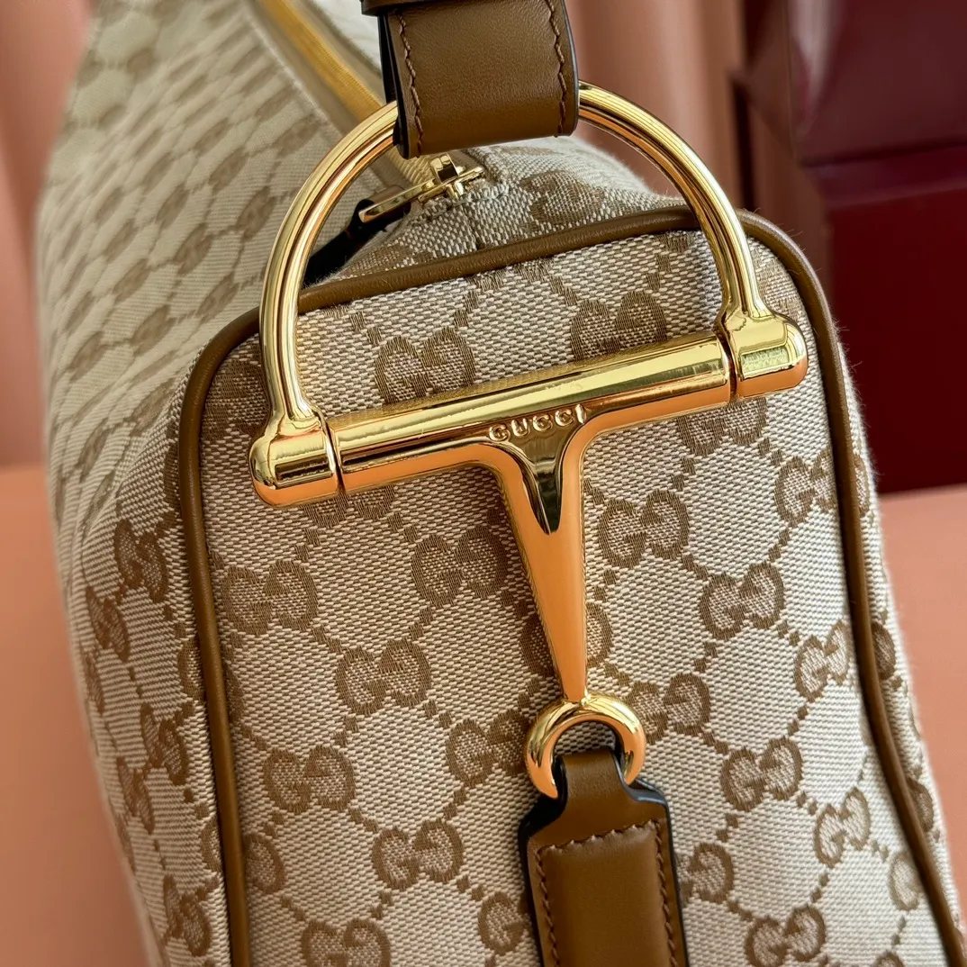 p1140. 💋💋💋【With full set of original counter packaging】The Gucci Half Horsebit series is re-presented, reinterpreting one of the brand's most iconic elements in a modern style. The collection cleverly combines relaxed silhouettes with the iconic half-horsebit hardware, which gives rise to its name. Yellow GG embossed suede Gold-tone hardware Brown cotton and linen blend lining Half horsebit closure Interior: One open pocket Adjustable leather shoulder strap (height: 33cm - 38cm) Zip closure Ident number: 862530. Dimensions: 38cm (width) x 20cm (height) x 15cm (depth) Weight: approx. 0.95kg Color: Brown