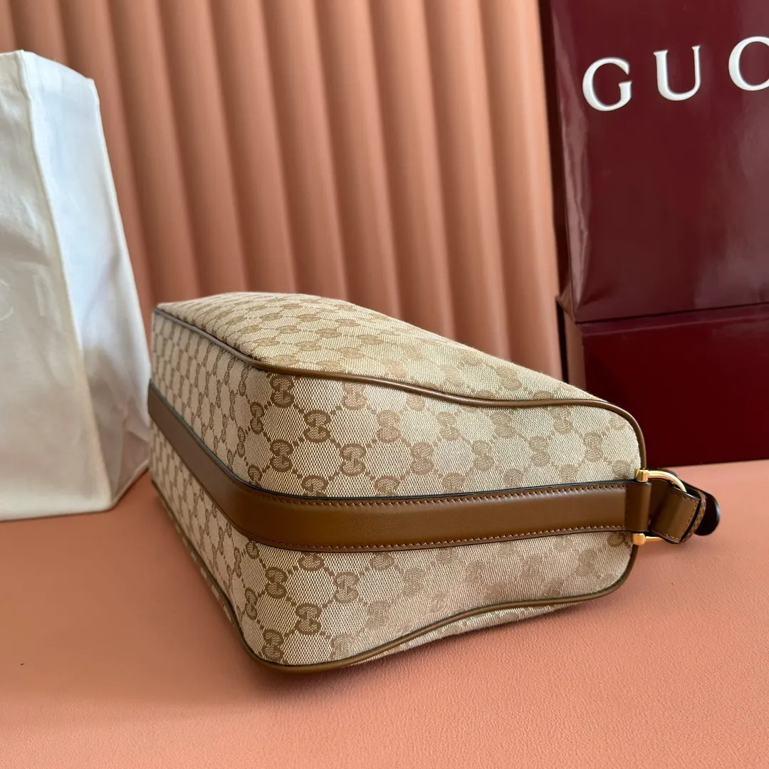 p1140. 💋💋💋【With full set of original counter packaging】The Gucci Half Horsebit series is re-presented, reinterpreting one of the brand's most iconic elements in a modern style. The collection cleverly combines relaxed silhouettes with the iconic half-horsebit hardware, which gives rise to its name. Yellow GG embossed suede Gold-tone hardware Brown cotton and linen blend lining Half horsebit closure Interior: One open pocket Adjustable leather shoulder strap (height: 33cm - 38cm) Zip closure Ident number: 862530. Dimensions: 38cm (width) x 20cm (height) x 15cm (depth) Weight: approx. 0.95kg Color: Brown