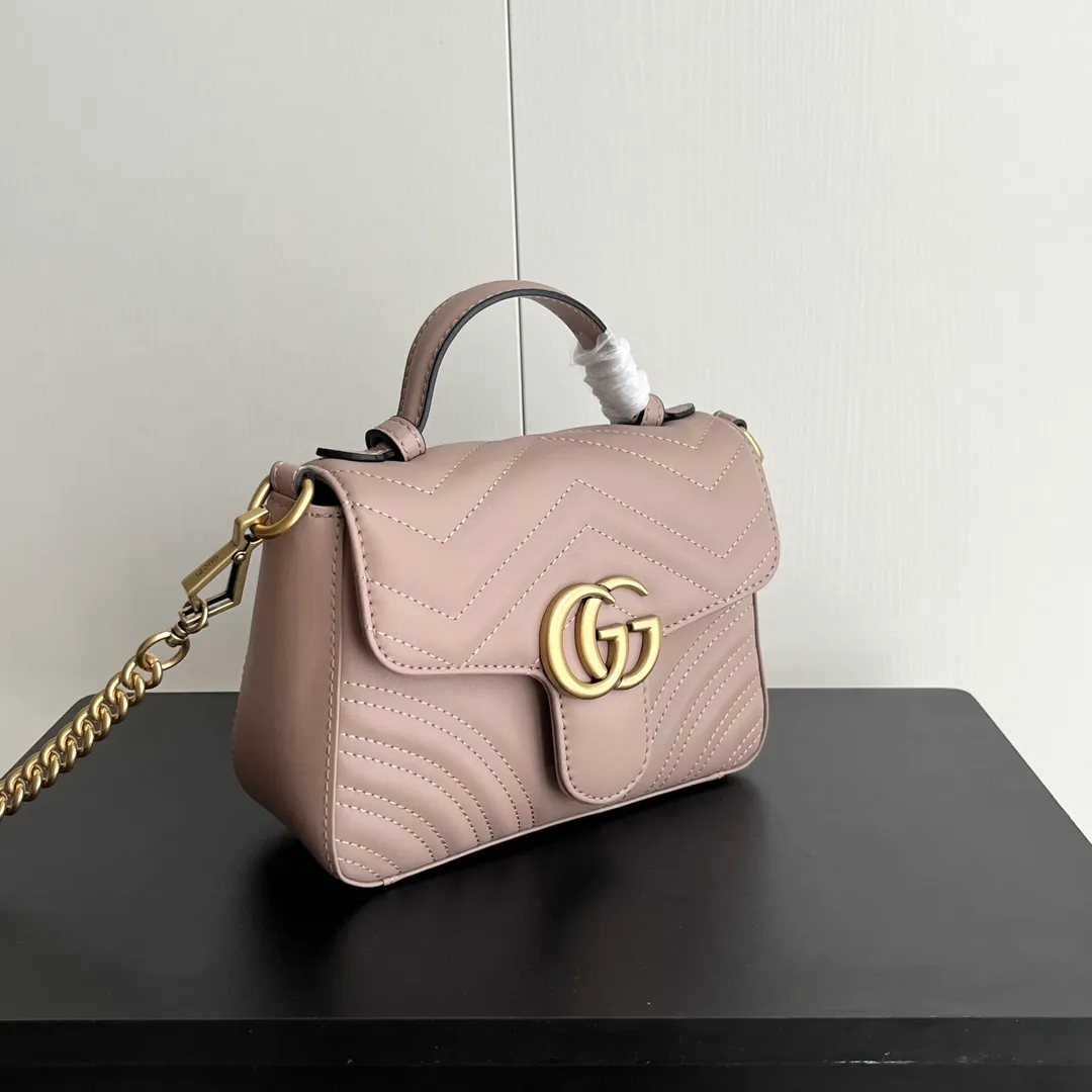 Actual shot #💰340 Style number: 547260 Size: 21*15.5*8cm GG Marmont mini messenger bag is still in the limelight this year. The iconic double G logo carries Gucci’s literary and romantic story. The new mini series is a vivid interpretation of retro and gorgeousness. It is so cute ~ Handheld ✅ One shoulder ✅ Crossbody✅