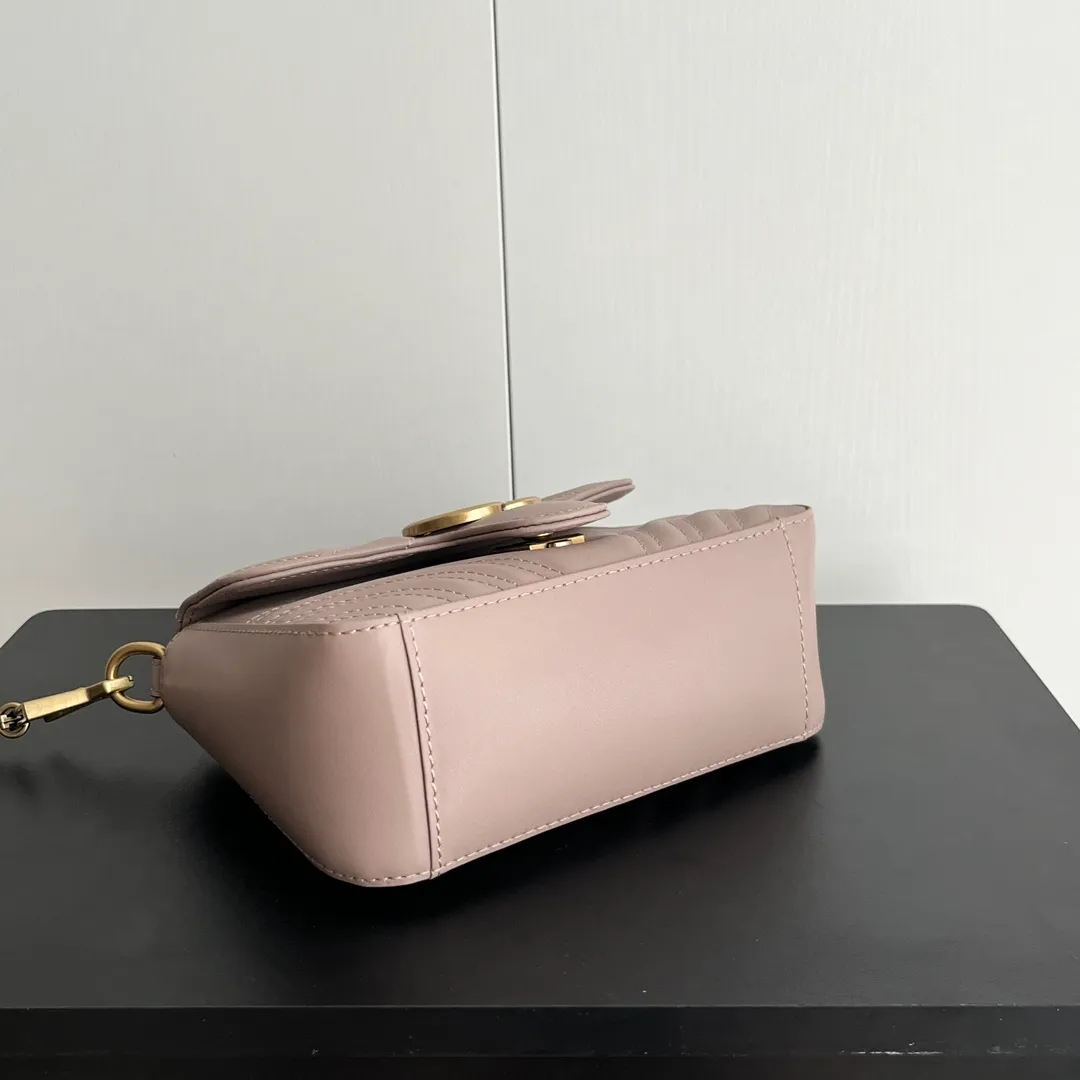Actual shot #💰340 Style number: 547260 Size: 21*15.5*8cm GG Marmont mini messenger bag is still in the limelight this year. The iconic double G logo carries Gucci’s literary and romantic story. The new mini series is a vivid interpretation of retro and gorgeousness. It is so cute ~ Handheld ✅ One shoulder ✅ Crossbody✅
