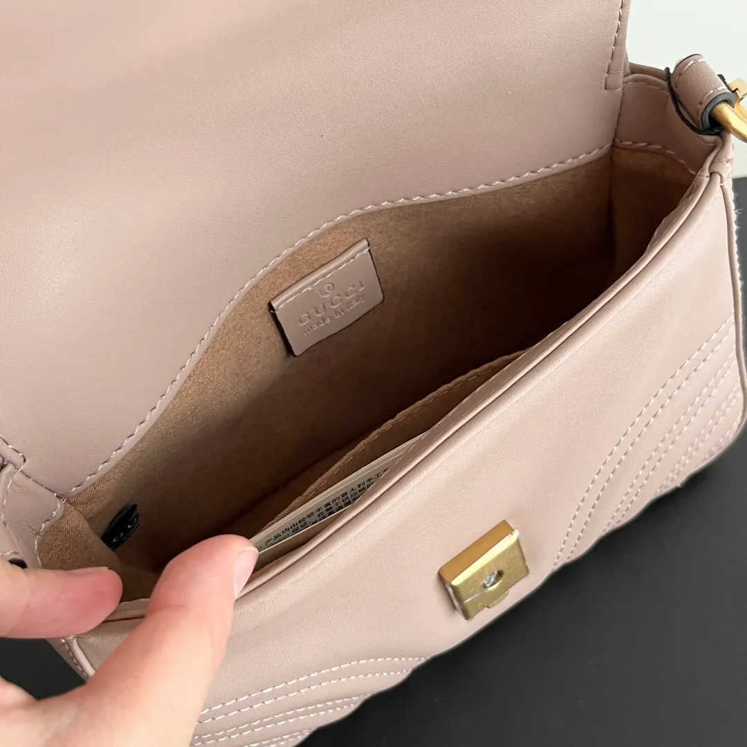 Actual shot #💰340 Style number: 547260 Size: 21*15.5*8cm GG Marmont mini messenger bag is still in the limelight this year. The iconic double G logo carries Gucci’s literary and romantic story. The new mini series is a vivid interpretation of retro and gorgeousness. It is so cute ~ Handheld ✅ One shoulder ✅ Crossbody✅
