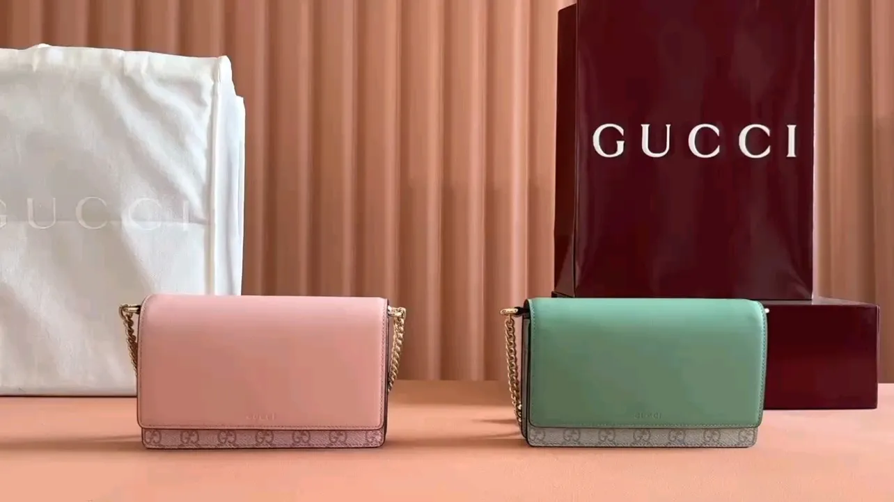 💋💋💋【New Product】👉 GG Emblem series chain wallet, gray green, light pink/original leather has been shipped, 🐴Model: 826720. Combination short video