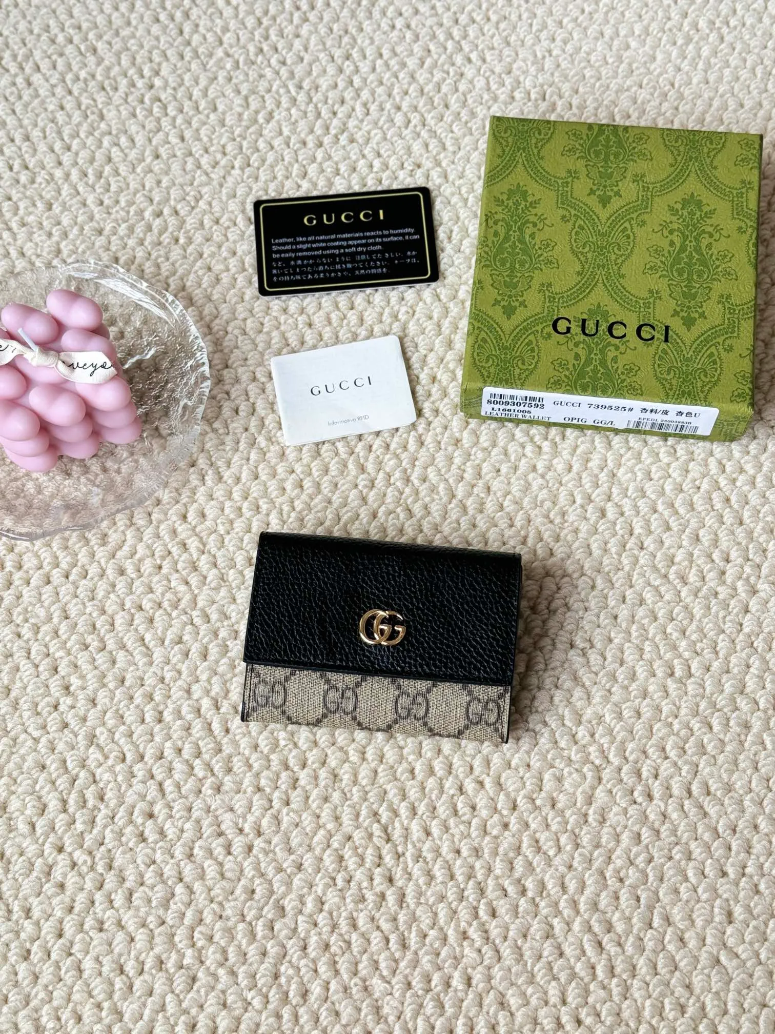 💰120 Gucci has launched a new model, the new mini folding coin purse, which can be held in hand and placed in the bag. Card bags are super cute. Number: 739525. Size: about 11cm.
