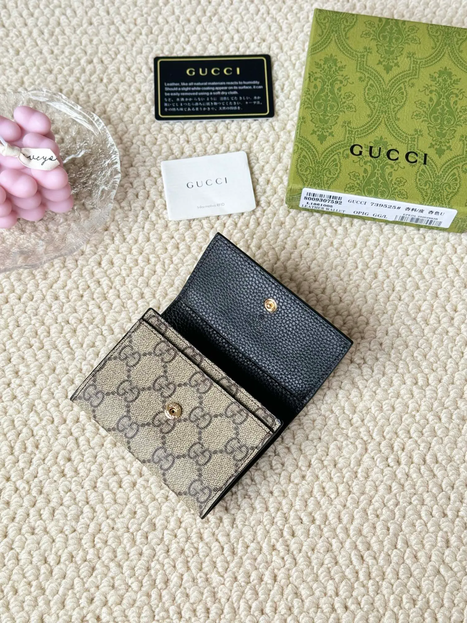 💰120 Gucci has launched a new model, the new mini folding coin purse, which can be held in hand and placed in the bag. Card bags are super cute. Number: 739525. Size: about 11cm.
