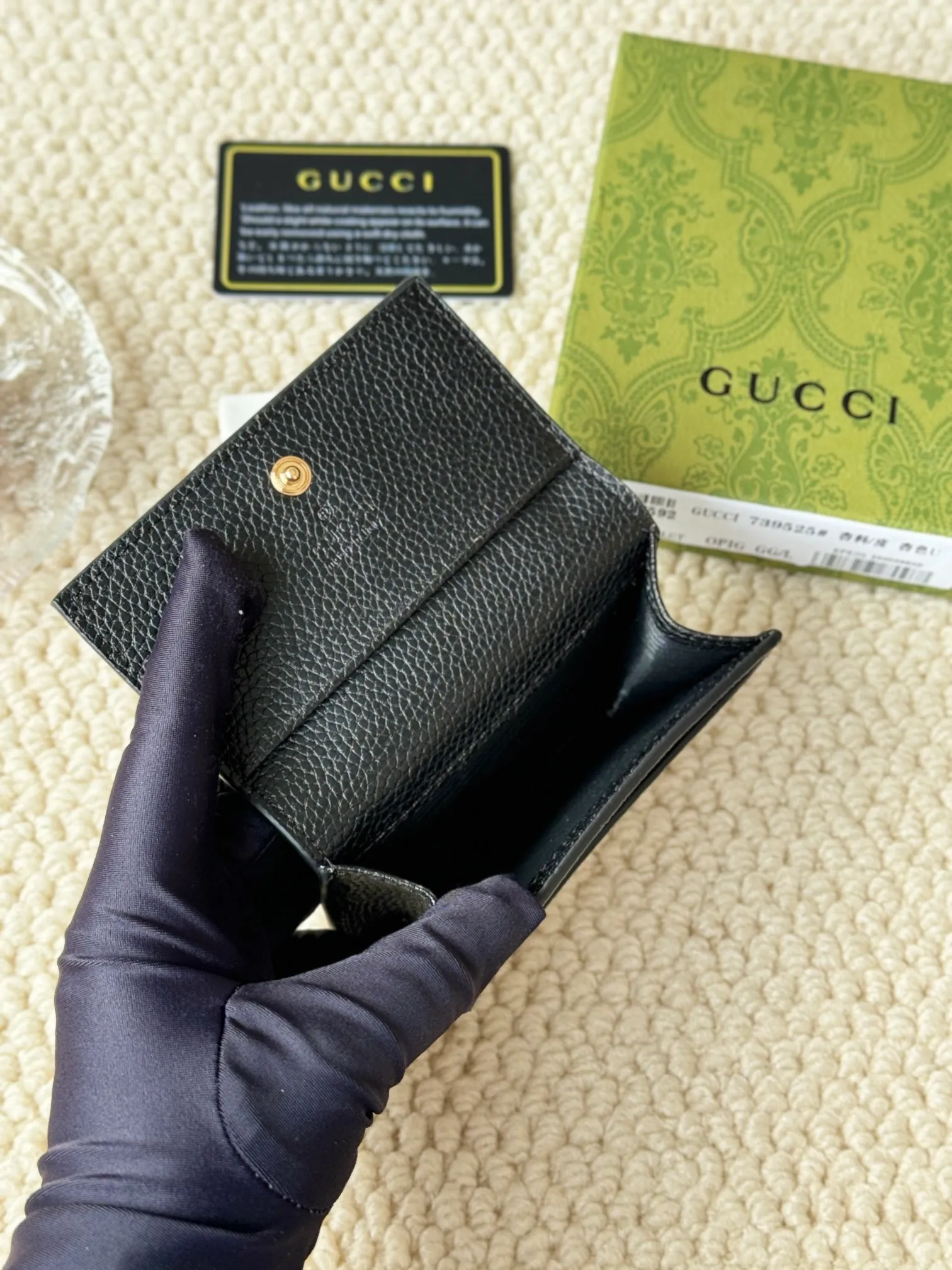💰120 Gucci has launched a new model, the new mini folding coin purse, which can be held in hand and placed in the bag. Card bags are super cute. Number: 739525. Size: about 11cm.