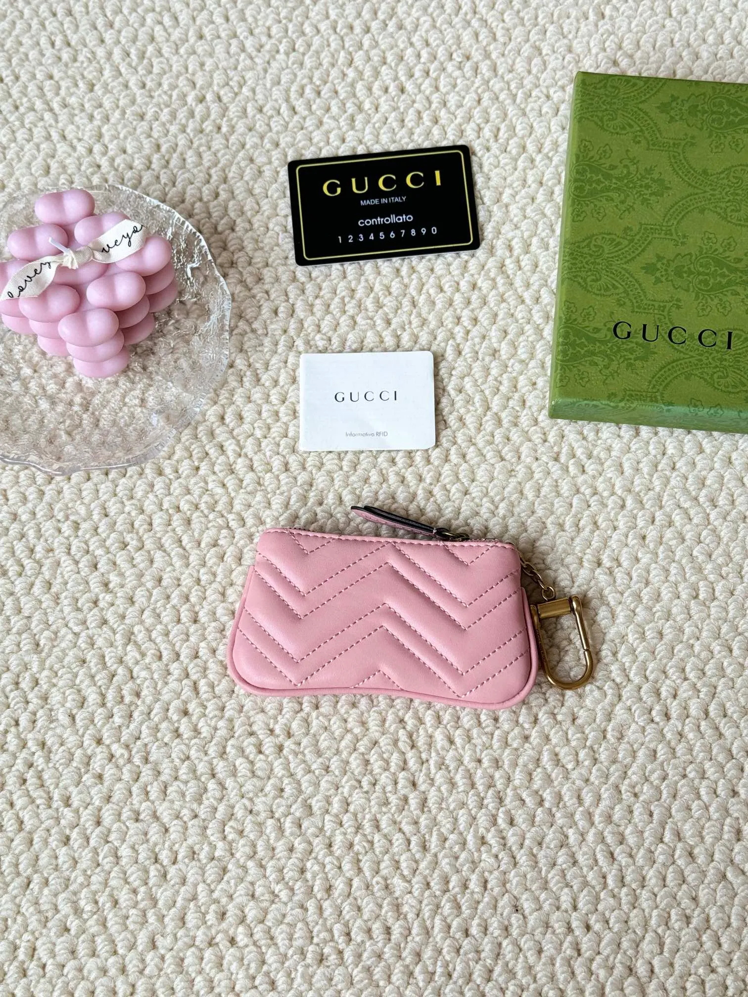 💰140 GUCCI’s new small coin purse is made of calf leather with embroidered wavy pattern, and is matched with exquisite original factory bronze double G hardware and flexible and unique hook buckle. It is small and exquisite, but has great effect. Model: 671773 Size: 12.5x7x1.5cm
