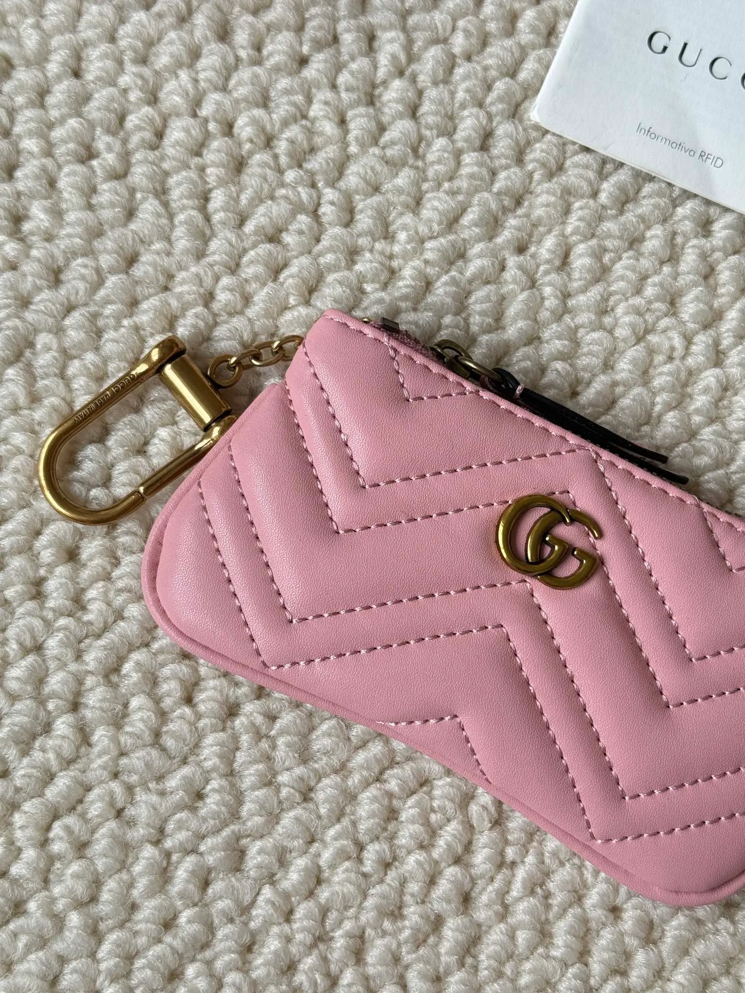 💰140 GUCCI’s new small coin purse is made of calf leather with embroidered wavy pattern, and is matched with exquisite original factory bronze double G hardware and flexible and unique hook buckle. It is small and exquisite, but has great effect. Model: 671773 Size: 12.5x7x1.5cm