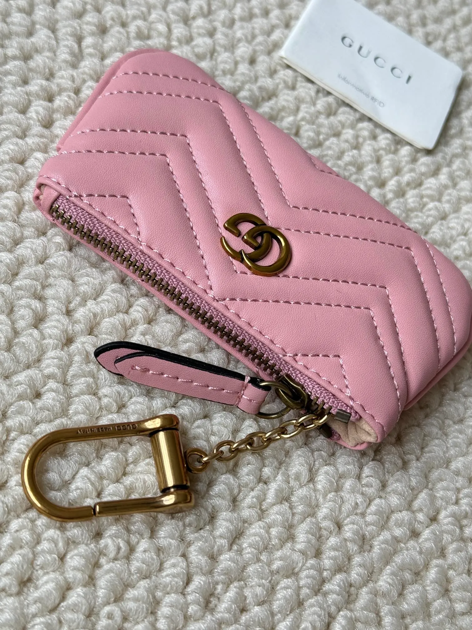 💰140 GUCCI’s new small coin purse is made of calf leather with embroidered wavy pattern, and is matched with exquisite original factory bronze double G hardware and flexible and unique hook buckle. It is small and exquisite, but has great effect. Model: 671773 Size: 12.5x7x1.5cm