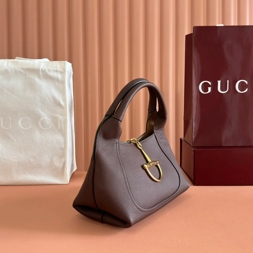 p1280. 🐴🐴🐴【Full set of packaging at the counter】This Gucci Softbit series shoulder bag is ingeniously integrated with the brand's classic equestrian style accessories in the shape of a large half-horse bit. Anchor red grained cow leather Light gold tone hardware Brown microfiber lining Half horsebit closure Holds iPhone Pro Max/Plus, Airpods, long wallet and lipstick Handle height: 15cm Magnetic closure Model: 837467 Dimensions: 27.5cm (W) x 21cm (H) x 16cm (D) Weight: approx. 0.6kg Color: Brown/Original leather. Made in Italy