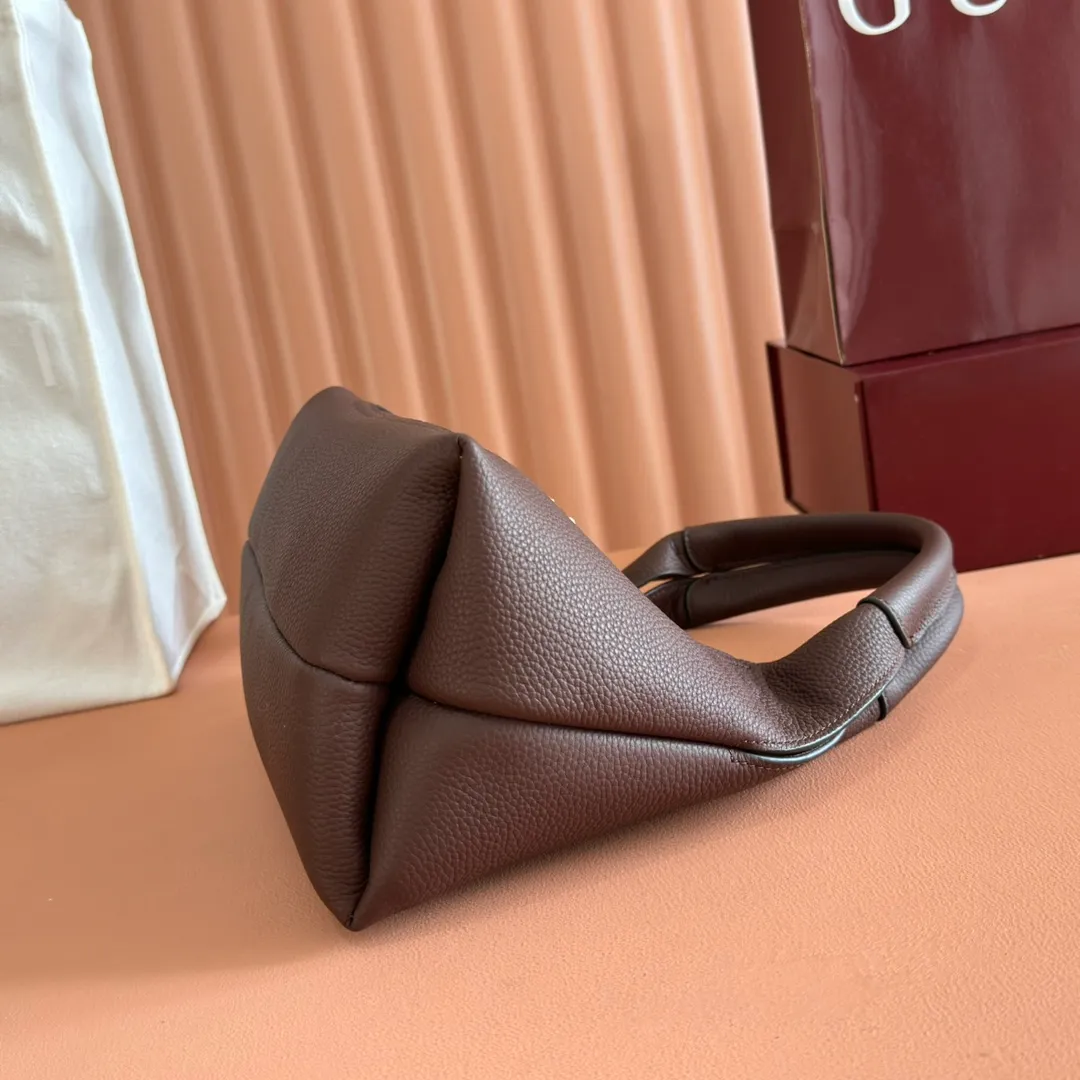 p1280. 🐴🐴🐴【Full set of packaging at the counter】This Gucci Softbit series shoulder bag is ingeniously integrated with the brand's classic equestrian style accessories in the shape of a large half-horse bit. Anchor red grained cow leather Light gold tone hardware Brown microfiber lining Half horsebit closure Holds iPhone Pro Max/Plus, Airpods, long wallet and lipstick Handle height: 15cm Magnetic closure Model: 837467 Dimensions: 27.5cm (W) x 21cm (H) x 16cm (D) Weight: approx. 0.6kg Color: Brown/Original leather. Made in Italy