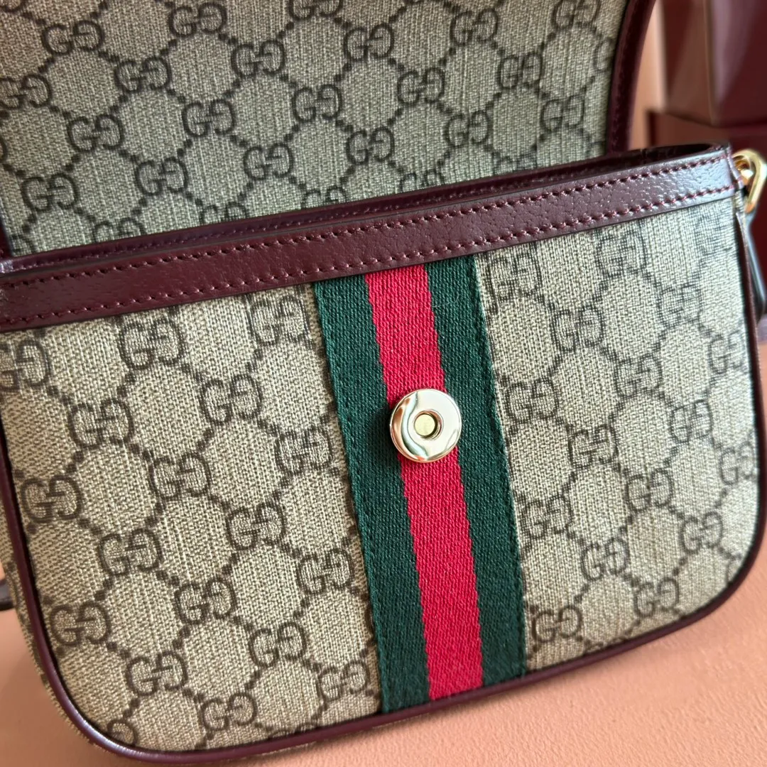 p960. 💋💋💋"With full set of original counter packaging"💋[New Product] The Ophidia series dazzlingly presents novel silhouettes and functions. It is ingeniously interpreted in iconic beige and brown colors to create a new bag item with soft texture. Beige and dark brown GG canvas Ankara red leather trim Light gold tone hardware Green cotton lining Double G Interior: One open pocket Carry handles (2.5 cm high) Removable and adjustable leather shoulder strap (height: 46 cm to 54 cm; length: 101 cm to 116 cm) Ident.: 836843. Dimensions: 20cm (width) x 16cm (height) x 5cm (depth) Weight: approx. 0.55kg Color: Brown Anchor Red/PVC. Made in Italy