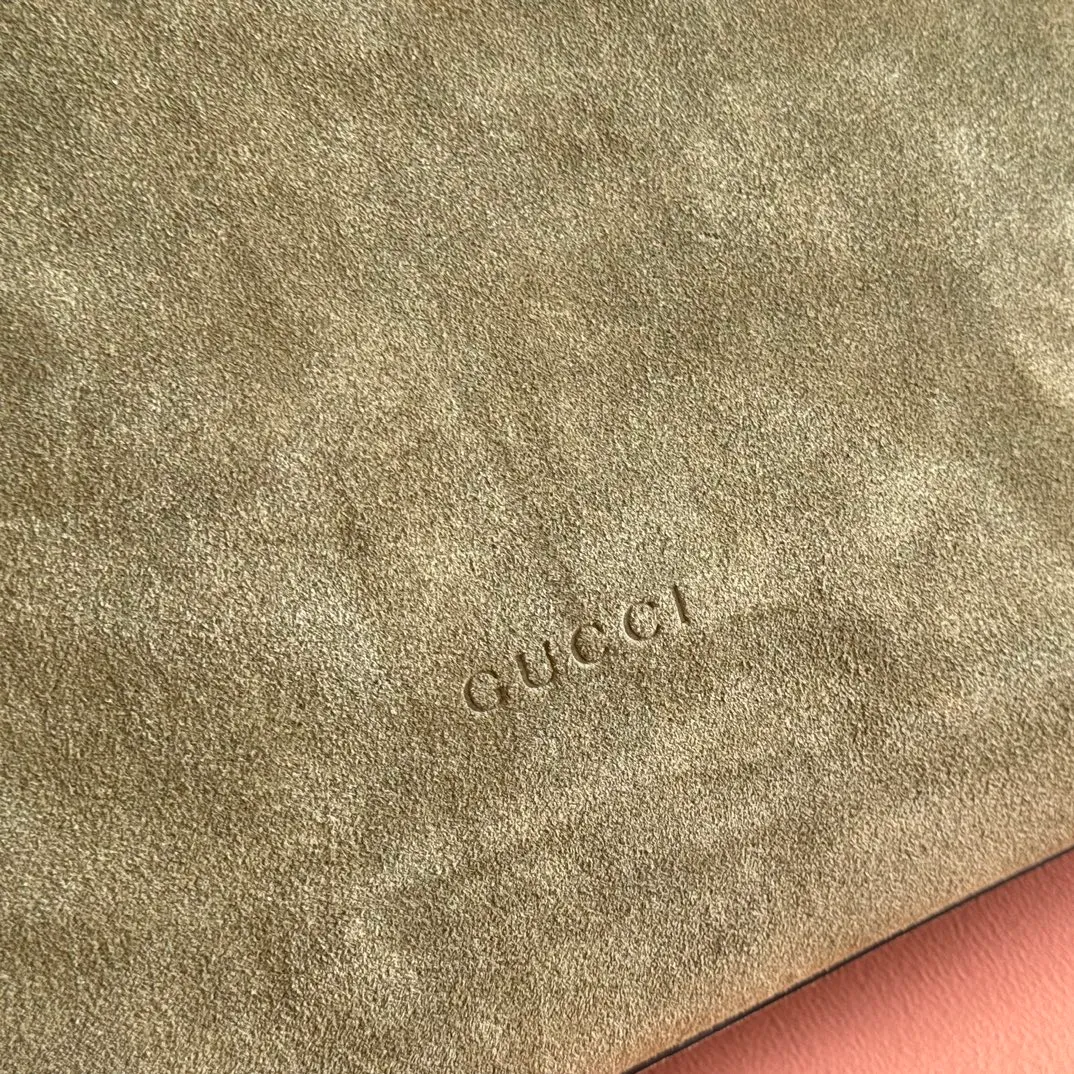 p1640💋💋💋【With full set of original counter gift bag packaging】2025 autumn and winter series, Gucci Beatrix series handbags are crafted from black cow leather material and equipped with iconic horsebit detail shoulder straps, adding brand connotation to the casual silhouette. Gold-toned accessories add a refined touch, and a zippered pocket inside keeps daily essentials secure. Combining elegant design with practical performance, it easily accommodates daily essentials. Black soft glossy calf leather Gold-tone hardware Black cotton and linen blend lining Horsebit detail on shoulder strap Interior: Zip pocket Adjustable shoulder strap Height: 26cm - 33cm; Length: 94cm Ident: 850546. Dimensions: 40cm (width) x 36cm (height) x 12cm (depth) Weight: approx. 1kg Color: green full leather. Made in Italy