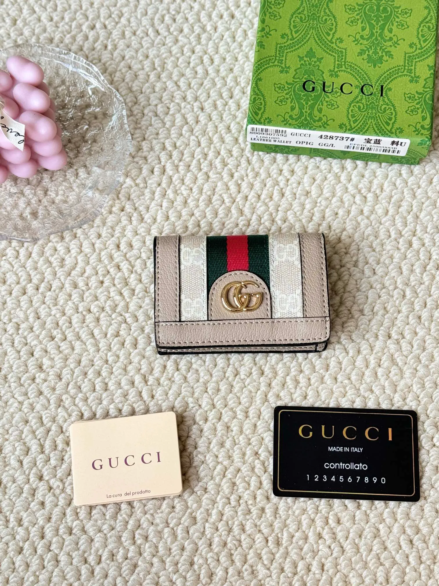 💰120 Gucci folding card holder with eye-catching signature Double G hardware. Made of canvas with webbing for a textured look. Model: 428737 Size: 10.5×7.5×2.5