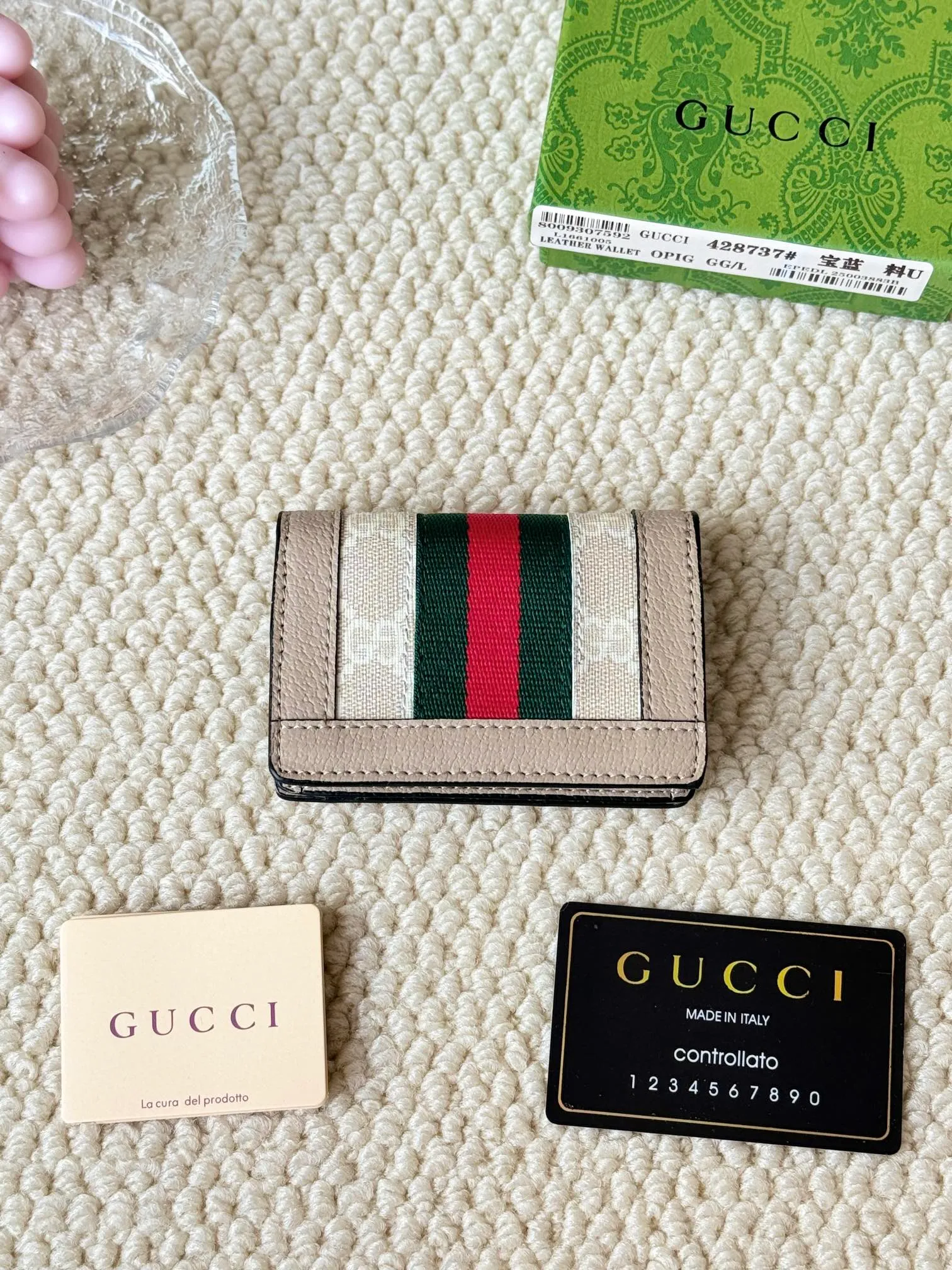 💰120 Gucci folding card holder with eye-catching signature Double G hardware. Made of canvas with webbing for a textured look. Model: 428737 Size: 10.5×7.5×2.5