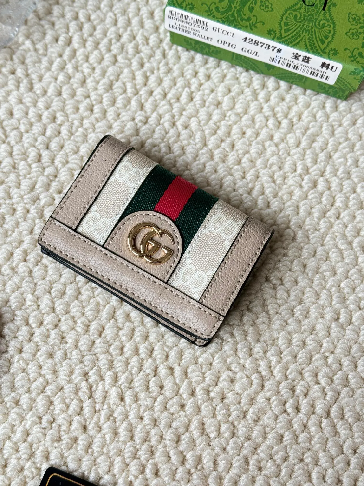 💰120 Gucci folding card holder with eye-catching signature Double G hardware. Made of canvas with webbing for a textured look. Model: 428737 Size: 10.5×7.5×2.5