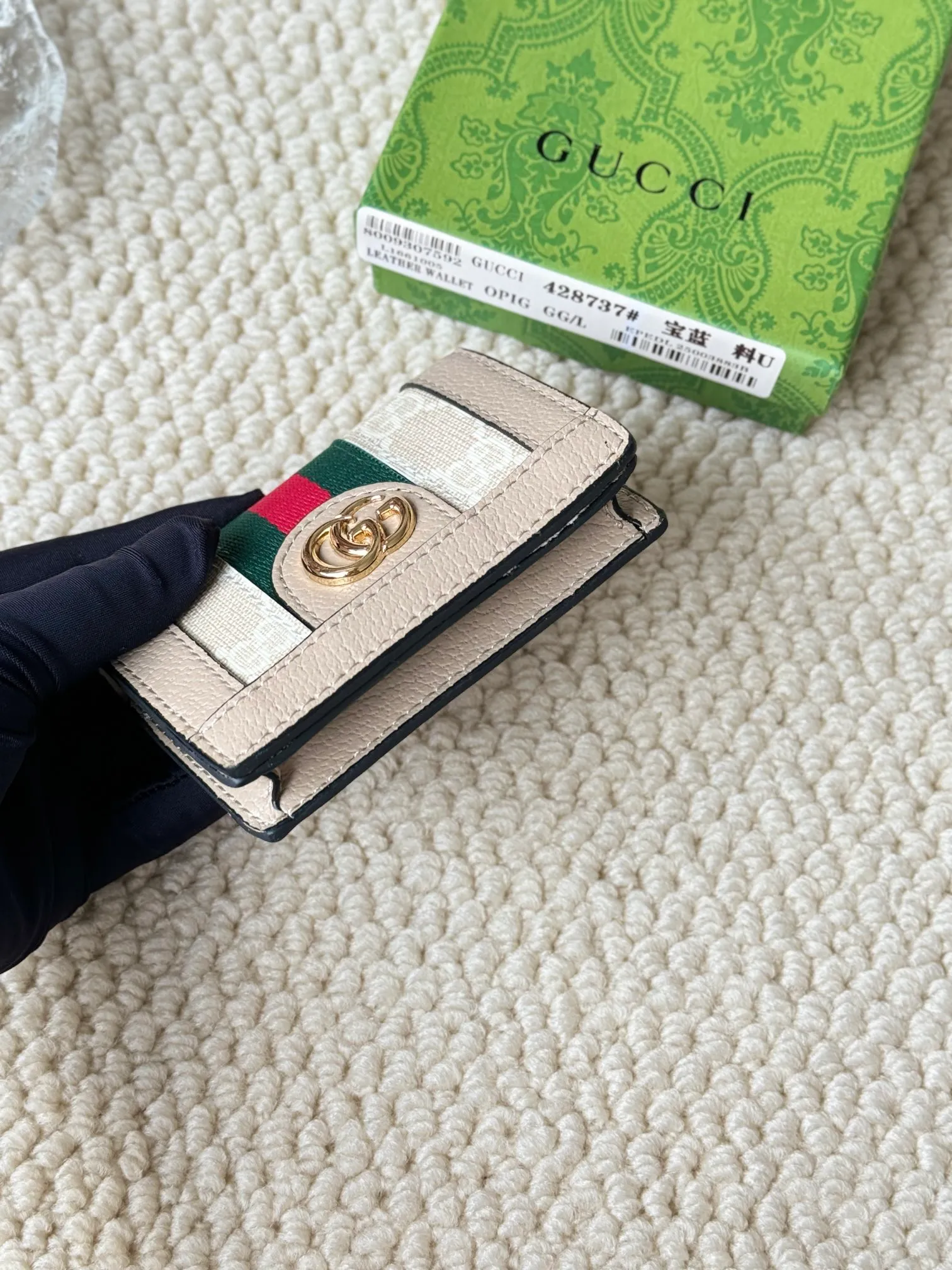 💰120 Gucci folding card holder with eye-catching signature Double G hardware. Made of canvas with webbing for a textured look. Model: 428737 Size: 10.5×7.5×2.5