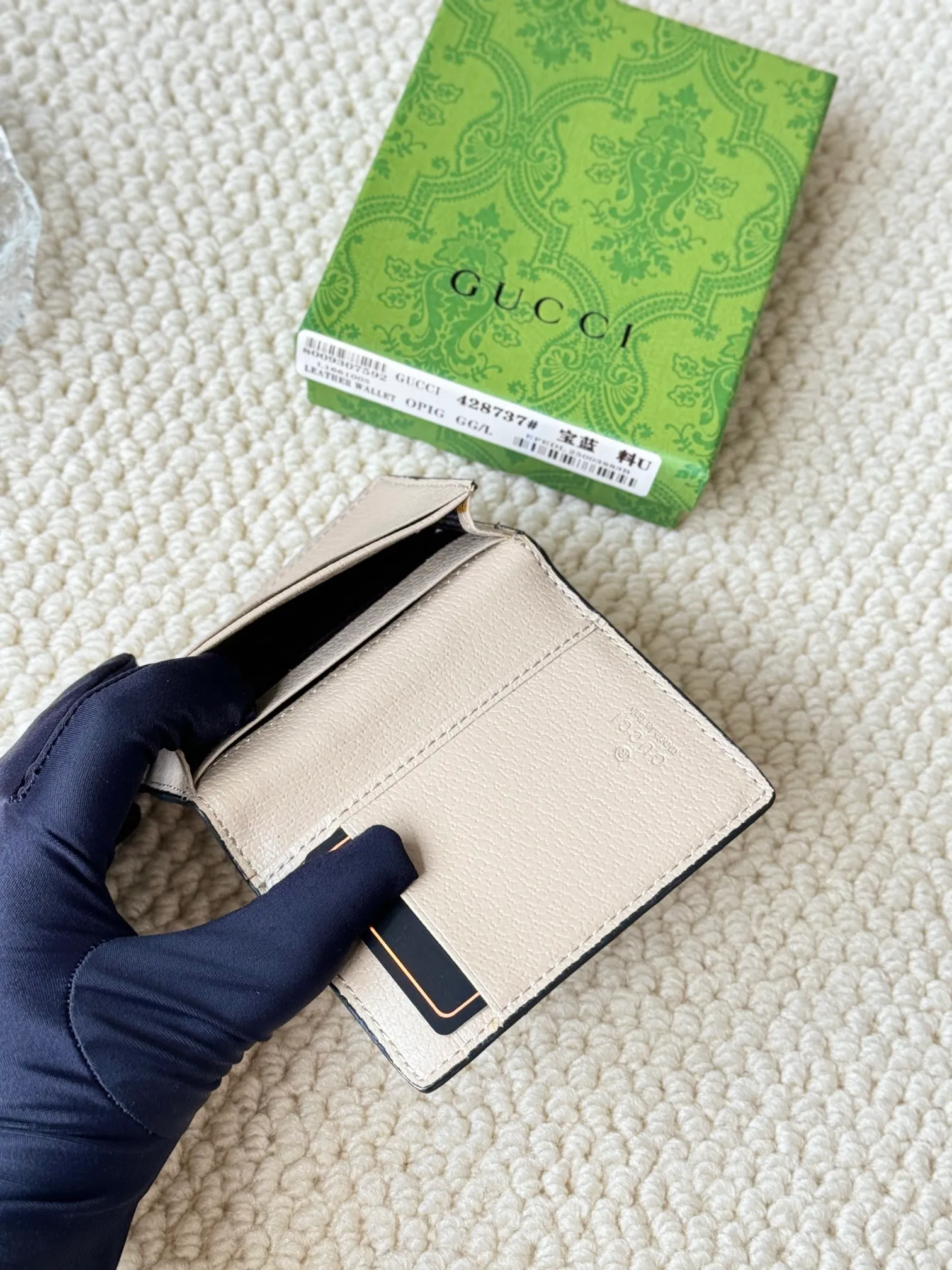 💰120 Gucci folding card holder with eye-catching signature Double G hardware. Made of canvas with webbing for a textured look. Model: 428737 Size: 10.5×7.5×2.5