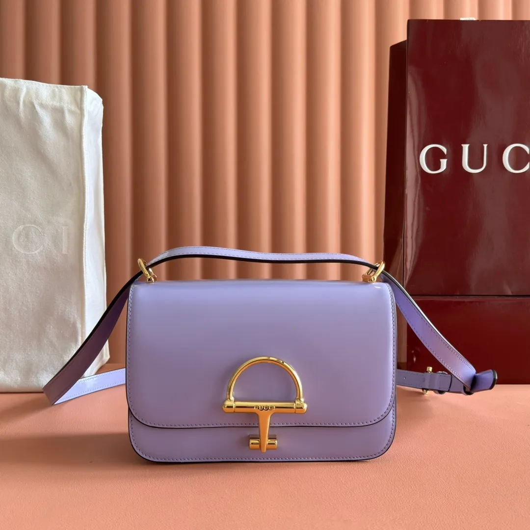 p1640. 💋💋💋【With full set of original counter packaging】2025 autumn and winter series, the Gucci Siena series small shoulder bag continues the evolution of the iconic element of Gucci's classic horsebit. Crafted from fine glossy leather, this shoulder bag has a structured shape and a half-horsebit buckle design from the 1970s. Finished with gold-tone hardware, the interior is lined with three levels of gusseting and a zipped pocket. Black fine glossy leather Gold-tone hardware Black leather lining Interior: 3-level fastening and 1 zipped pocket Shoulder straps: Height: 23cm – 25cm; Length: 127cm Half-horsebit snap fastener Ident: 846705. Dimensions: 22.5cm (width) x 14cm (height) x 8cm (depth) Weight: approx. 0.7kg Color: Purple full leather. Made in Italy