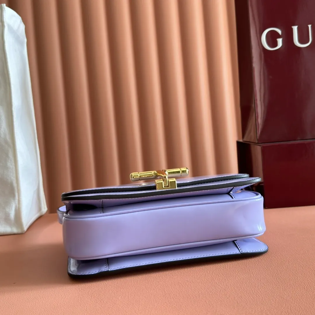 p1640. 💋💋💋【With full set of original counter packaging】2025 autumn and winter series, the Gucci Siena series small shoulder bag continues the evolution of the iconic element of Gucci's classic horsebit. Crafted from fine glossy leather, this shoulder bag has a structured shape and a half-horsebit buckle design from the 1970s. Finished with gold-tone hardware, the interior is lined with three levels of gusseting and a zipped pocket. Black fine glossy leather Gold-tone hardware Black leather lining Interior: 3-level fastening and 1 zipped pocket Shoulder straps: Height: 23cm – 25cm; Length: 127cm Half-horsebit snap fastener Ident: 846705. Dimensions: 22.5cm (width) x 14cm (height) x 8cm (depth) Weight: approx. 0.7kg Color: Purple full leather. Made in Italy