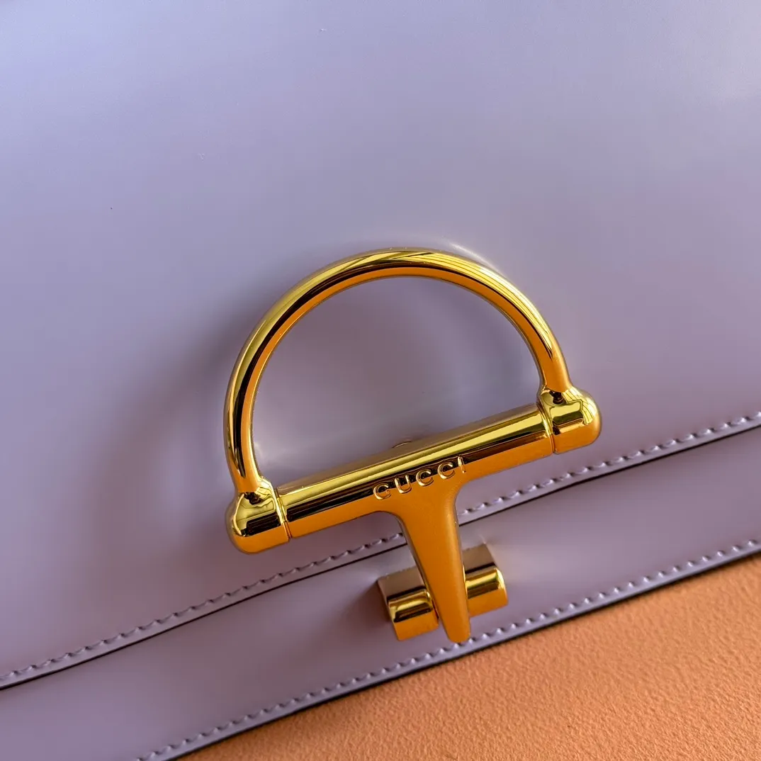 p1640. 💋💋💋【With full set of original counter packaging】2025 autumn and winter series, the Gucci Siena series small shoulder bag continues the evolution of the iconic element of Gucci's classic horsebit. Crafted from fine glossy leather, this shoulder bag has a structured shape and a half-horsebit buckle design from the 1970s. Finished with gold-tone hardware, the interior is lined with three levels of gusseting and a zipped pocket. Black fine glossy leather Gold-tone hardware Black leather lining Interior: 3-level fastening and 1 zipped pocket Shoulder straps: Height: 23cm – 25cm; Length: 127cm Half-horsebit snap fastener Ident: 846705. Dimensions: 22.5cm (width) x 14cm (height) x 8cm (depth) Weight: approx. 0.7kg Color: Purple full leather. Made in Italy