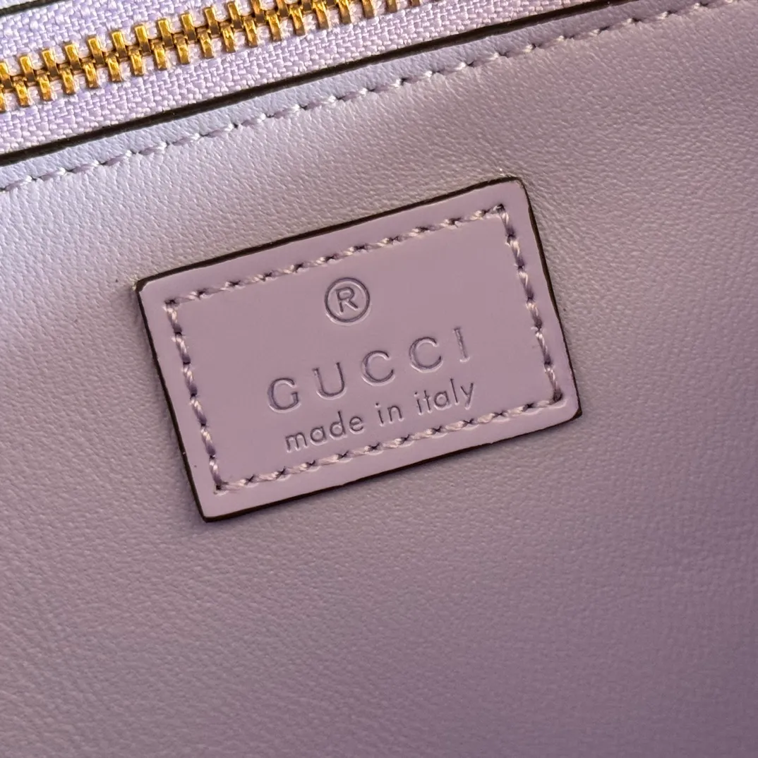 p1640. 💋💋💋【With full set of original counter packaging】2025 autumn and winter series, the Gucci Siena series small shoulder bag continues the evolution of the iconic element of Gucci's classic horsebit. Crafted from fine glossy leather, this shoulder bag has a structured shape and a half-horsebit buckle design from the 1970s. Finished with gold-tone hardware, the interior is lined with three levels of gusseting and a zipped pocket. Black fine glossy leather Gold-tone hardware Black leather lining Interior: 3-level fastening and 1 zipped pocket Shoulder straps: Height: 23cm – 25cm; Length: 127cm Half-horsebit snap fastener Ident: 846705. Dimensions: 22.5cm (width) x 14cm (height) x 8cm (depth) Weight: approx. 0.7kg Color: Purple full leather. Made in Italy
