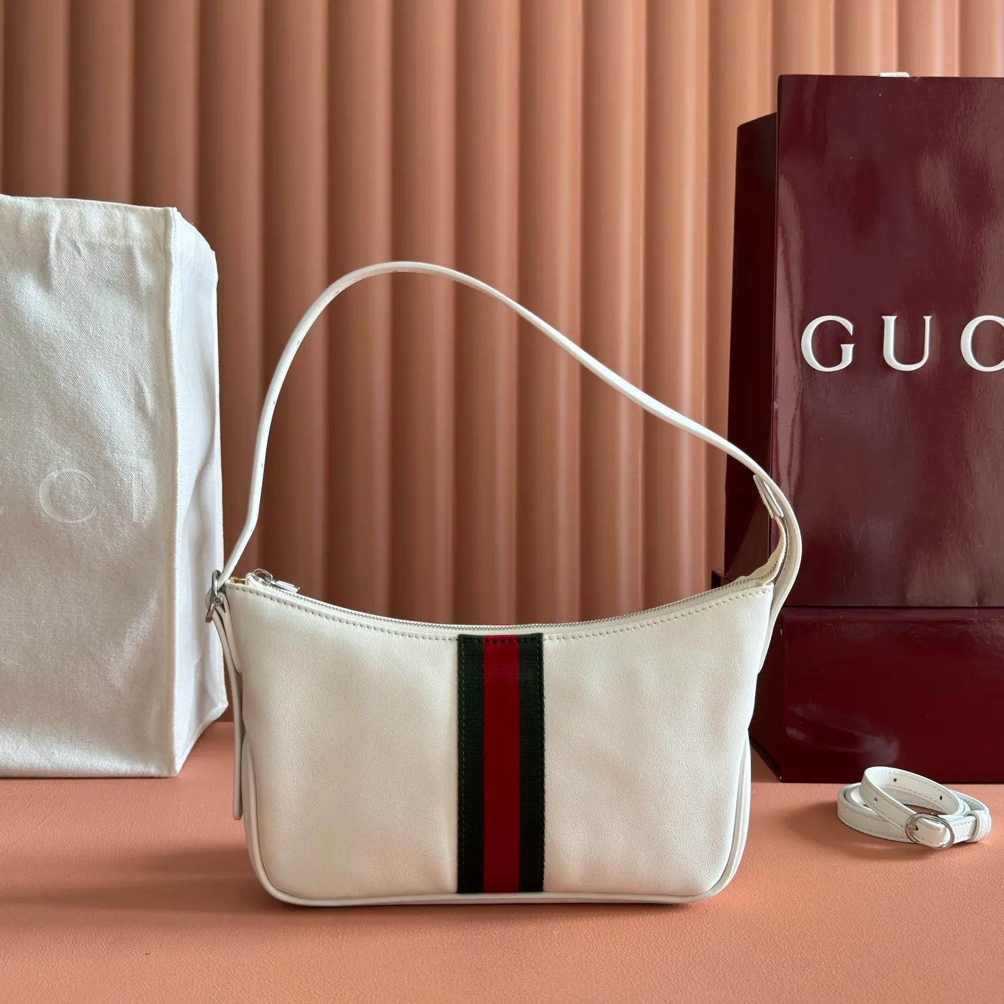 p980💋💋💋【Full set of counters with original factory configuration】gucci's latest series is ingeniously blended with black, with classic silhouettes and new functions, and is made of soft-touch leather and red and green webbing. Model: 863406 black leather Size: 22.5x12.5x3.5cm