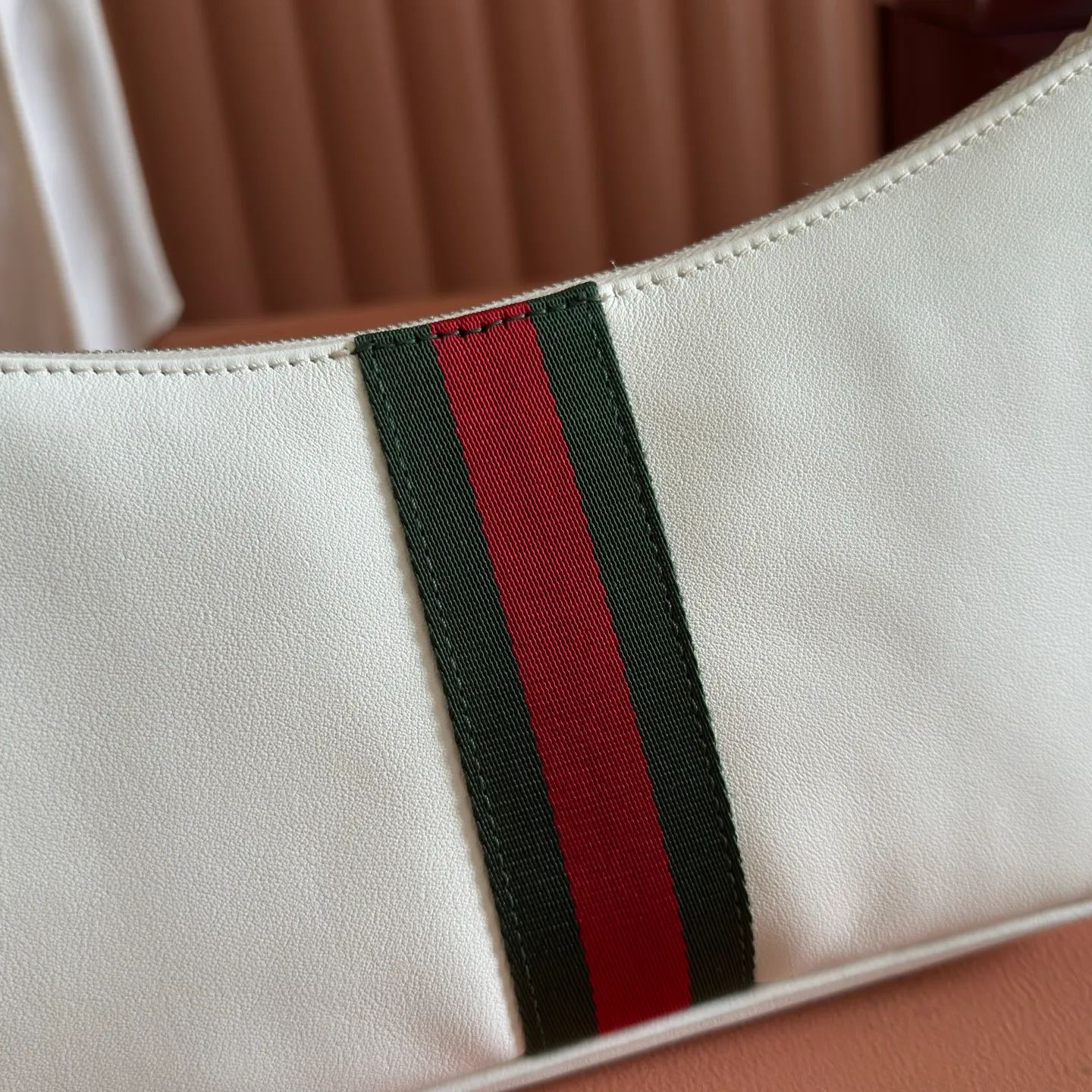 p980💋💋💋【Full set of counters with original factory configuration】gucci's latest series is ingeniously blended with black, with classic silhouettes and new functions, and is made of soft-touch leather and red and green webbing. Model: 863406 black leather Size: 22.5x12.5x3.5cm