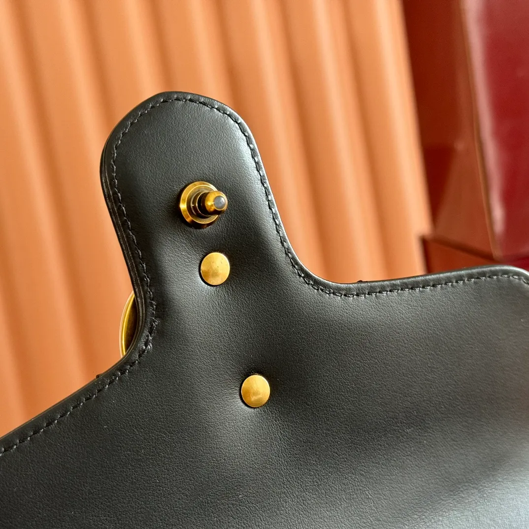 p1280. 📣📣📣【Original leather accessories🌈Full set of counter packaging】🔥🔥 ‼ ‼ "Marmont Italian Original Leather"‼ ‼ Have you picked up the addictive Gucci bags? The elegant and exquisite design of the GG Marmont series has captured the hearts of many girls! At the same time, it is also a must-have versatile item for global experts! Super awesome! Model: 547260. Size: 21*15.5*8. Color: black