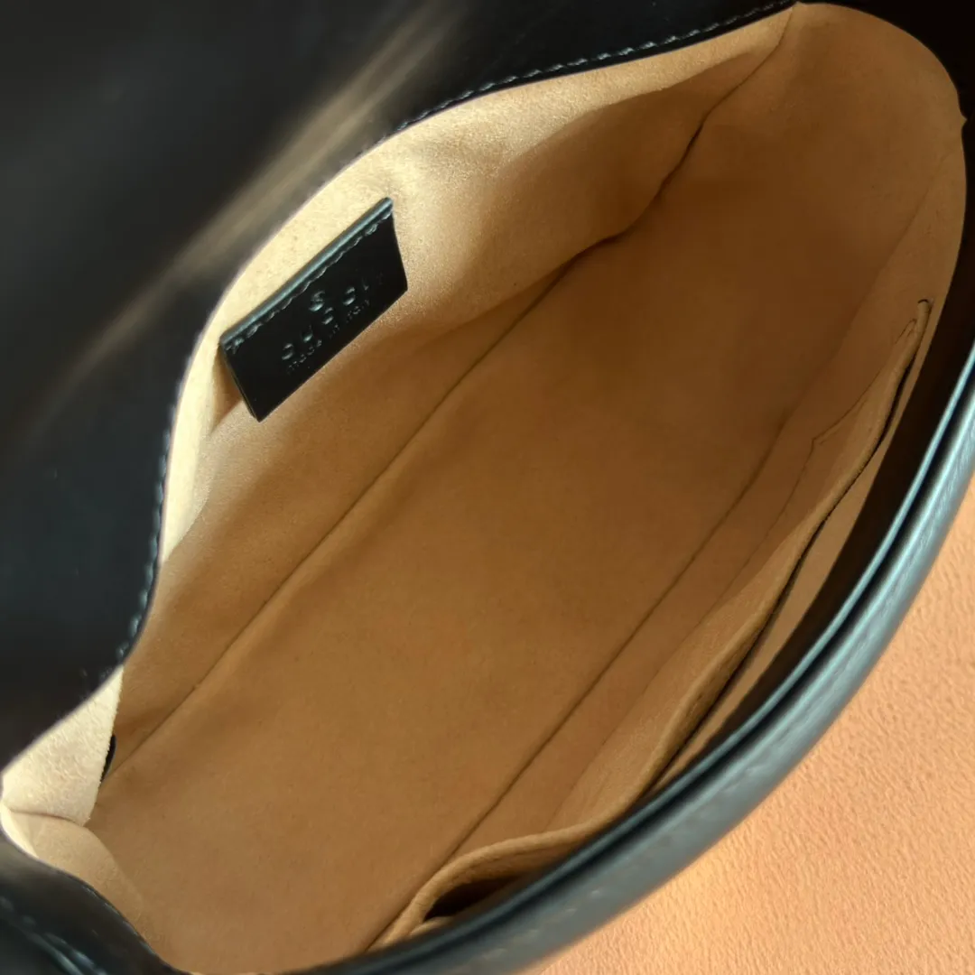 p1280. 📣📣📣【Original leather accessories🌈Full set of counter packaging】🔥🔥 ‼ ‼ "Marmont Italian Original Leather"‼ ‼ Have you picked up the addictive Gucci bags? The elegant and exquisite design of the GG Marmont series has captured the hearts of many girls! At the same time, it is also a must-have versatile item for global experts! Super awesome! Model: 547260. Size: 21*15.5*8. Color: black