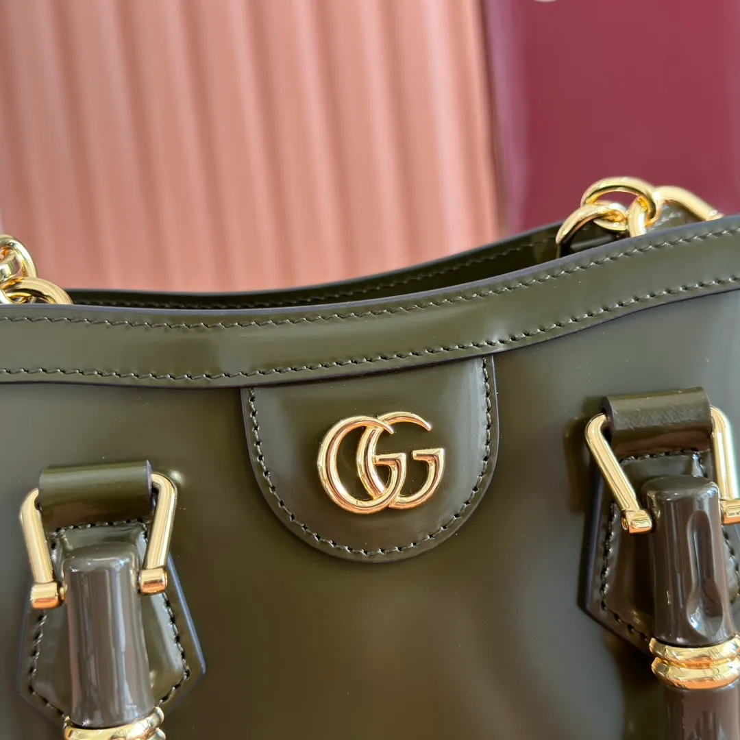 p1560. 💋💋💋【With full set of original counter packaging】【New Product】In the 2025 spring and summer series, the Gucci Diana series reinterprets classic bamboo accessories with resin and brass details. There are many ways to carry it, it can be carried cross-body or on the shoulder. Light purple glossy polished sheepskin Gold-tone hardware Bamboo shaped resin and brass handles Light purple sheepskin lining Double G Interior: One open pocket 8 cm high Removable and adjustable sheepskin shoulder strap (48 to 55 cm high); length adjustable from 93 to 109 cm Ident.: 832936. Dimensions: 20cm (width) x 16cm (height) x 10cm (depth) Weight: about 0.95kg Color: dark green full leather. Made in Italy