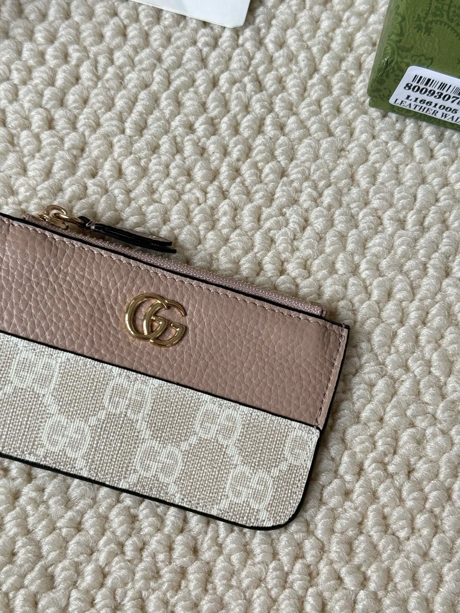 💰130 Gucci comes with box packaging and keychain card holder. The "Gucci March of Love" series has been updated to present multi-functional elements to interpret the brand's spirit of self-expression. Equipped with 3 card slots and a keychain hook, this model exudes a strong brand identity. Size: 12.5X7X1.5cm Number: 701070