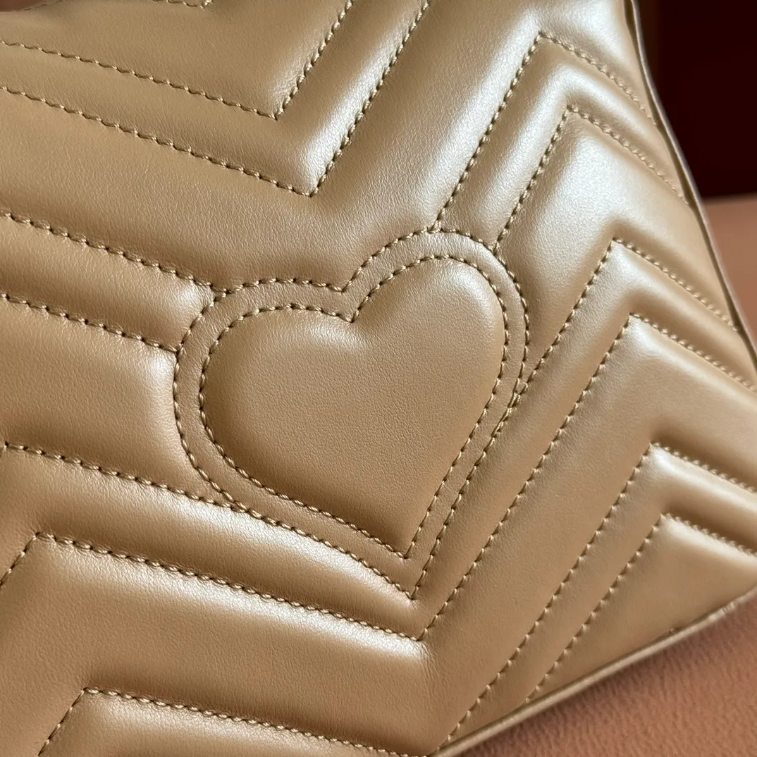 p1280. 📣📣📣【Original leather accessories🌈Full set of counter packaging】🔥🔥 ‼ ‼ "Marmont Italian Original Leather"‼ ‼ Have you picked up the addictive Gucci bags? The elegant and exquisite design of the GG Marmont series has captured the hearts of many girls! At the same time, it is also a must-have versatile item for global experts! Super awesome! Model: 547260. Size: 21*15.5*8. Color: rose