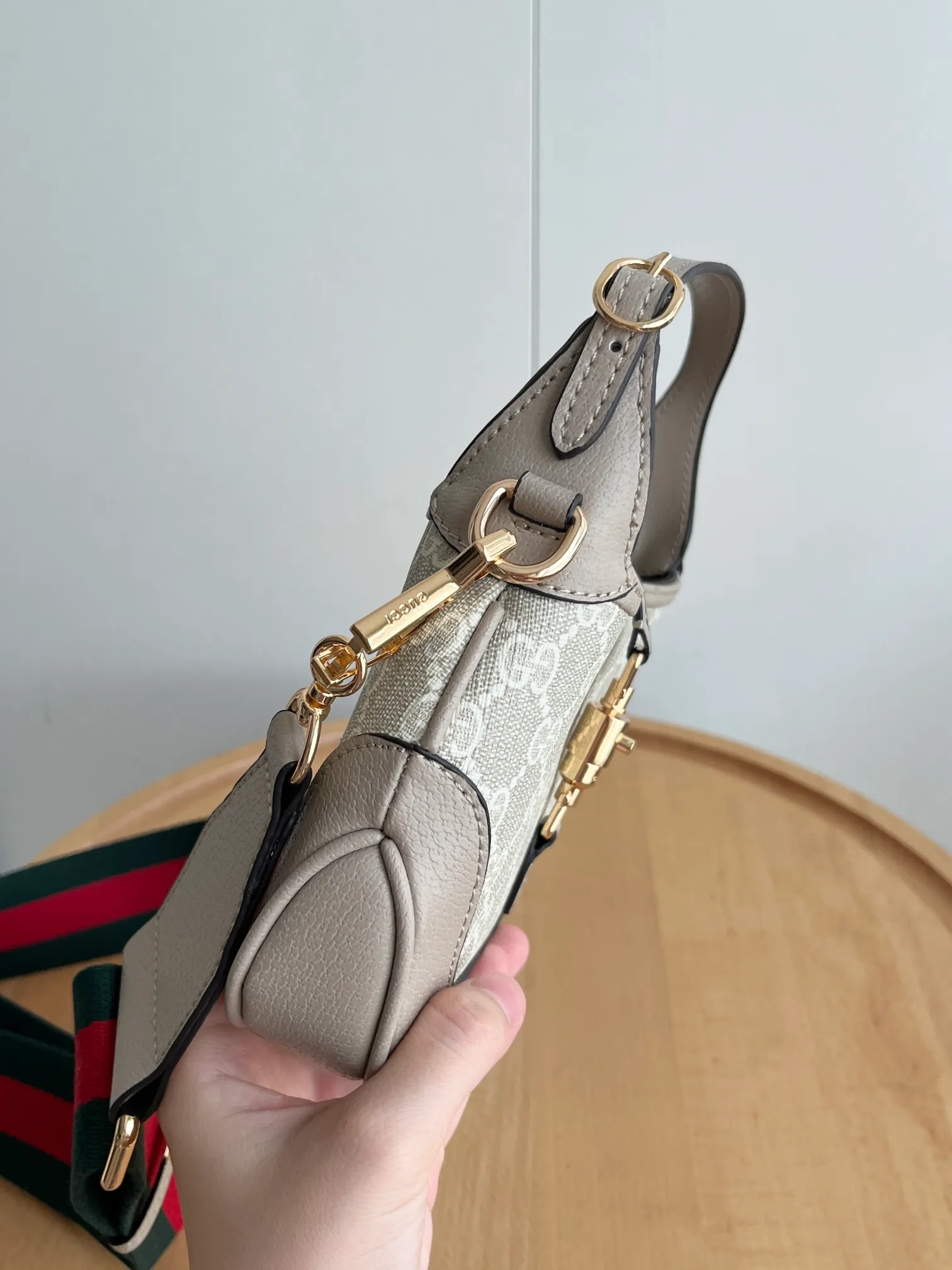 Actual shot #💰320 (double shoulder strap) Model: 685127 upgraded version Size: 19 x 13x 3cm.  Gucci UN3AG 1294 product details. Gucci's "Aria-Fashion Aria" series uses modern techniques to reinterpret classics. The Jackie 1961 series has launched a new rectangular tote bag with soft texture and flexible structure. The archive design is paired with logo details such as the all-over GG pattern and striped webbing, and exquisite accessories pay tribute to Gucci's heritage. This small bag is trimmed in black leather and features the collection's signature gold-toned push-lock hardware. Black and ivory GG denim jacquard. Black leather trim.