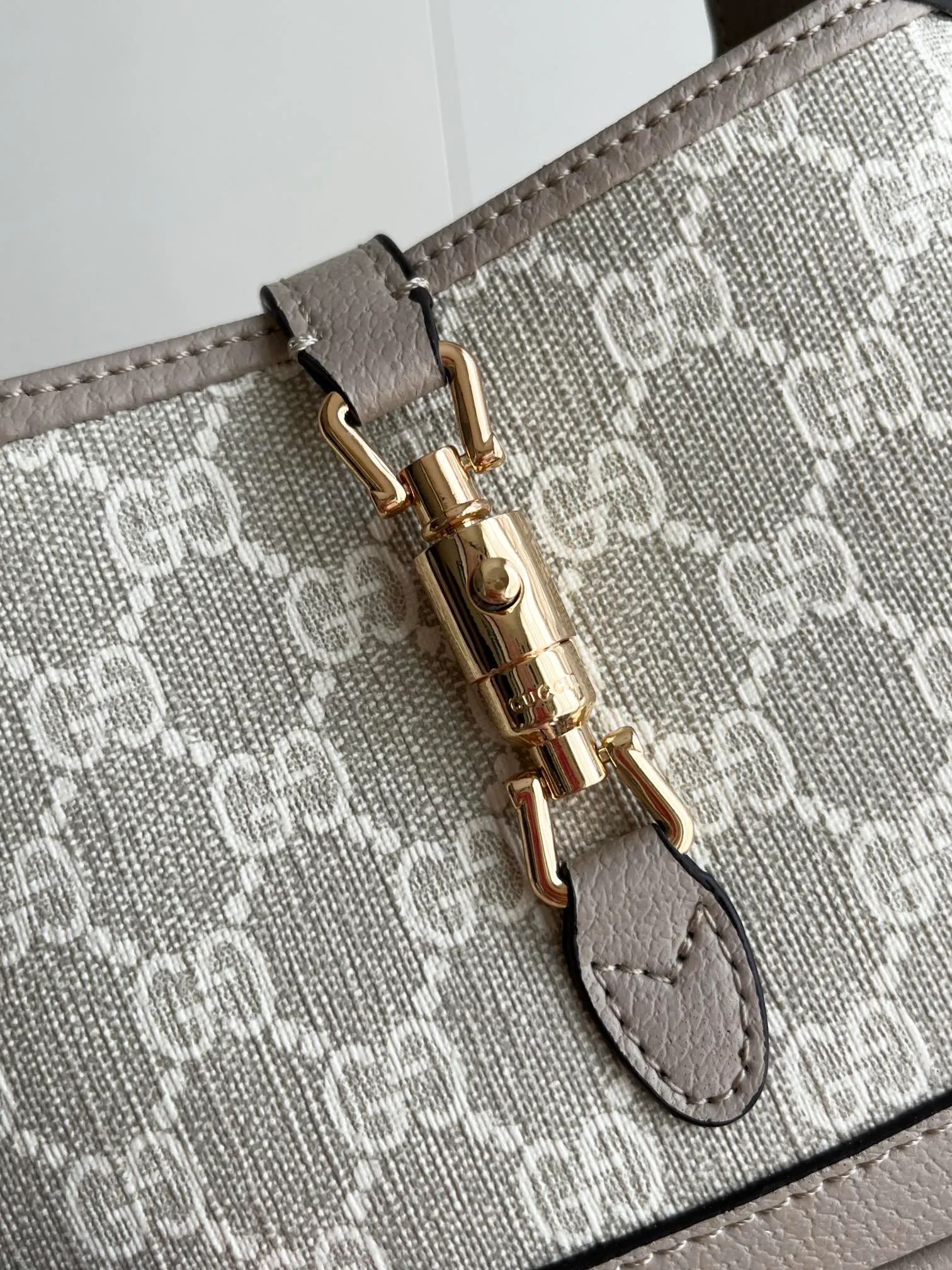 Actual shot #💰320 (double shoulder strap) Model: 685127 upgraded version Size: 19 x 13x 3cm.  Gucci UN3AG 1294 product details. Gucci's "Aria-Fashion Aria" series uses modern techniques to reinterpret classics. The Jackie 1961 series has launched a new rectangular tote bag with soft texture and flexible structure. The archive design is paired with logo details such as the all-over GG pattern and striped webbing, and exquisite accessories pay tribute to Gucci's heritage. This small bag is trimmed in black leather and features the collection's signature gold-toned push-lock hardware. Black and ivory GG denim jacquard. Black leather trim.