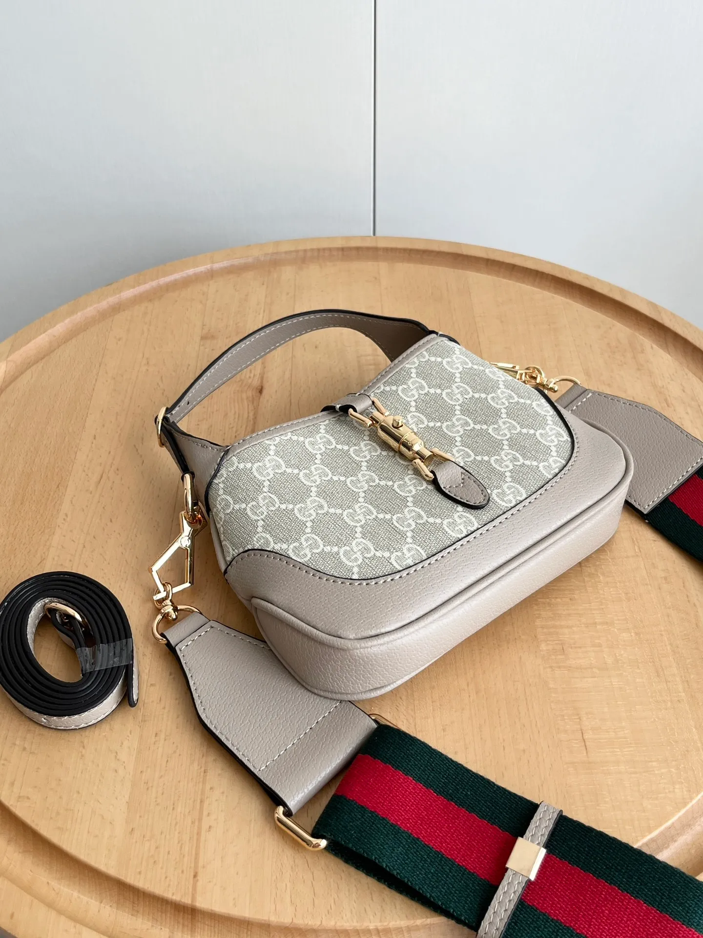 Actual shot #💰320 (double shoulder strap) Model: 685127 upgraded version Size: 19 x 13x 3cm.  Gucci UN3AG 1294 product details. Gucci's "Aria-Fashion Aria" series uses modern techniques to reinterpret classics. The Jackie 1961 series has launched a new rectangular tote bag with soft texture and flexible structure. The archive design is paired with logo details such as the all-over GG pattern and striped webbing, and exquisite accessories pay tribute to Gucci's heritage. This small bag is trimmed in black leather and features the collection's signature gold-toned push-lock hardware. Black and ivory GG denim jacquard. Black leather trim.