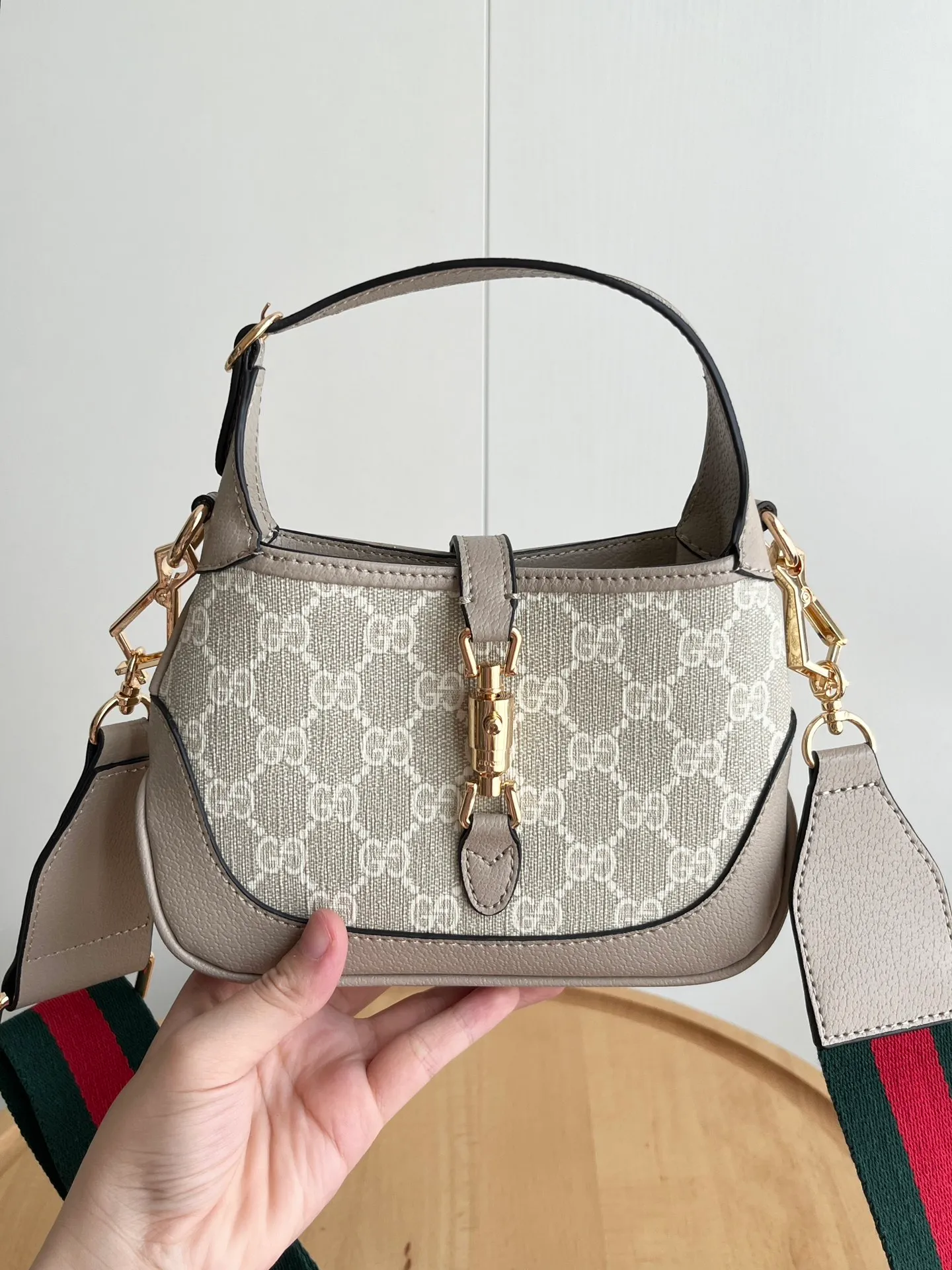 Actual shot #💰320 (double shoulder strap) Model: 685127 upgraded version Size: 19 x 13x 3cm.  Gucci UN3AG 1294 product details. Gucci's "Aria-Fashion Aria" series uses modern techniques to reinterpret classics. The Jackie 1961 series has launched a new rectangular tote bag with soft texture and flexible structure. The archive design is paired with logo details such as the all-over GG pattern and striped webbing, and exquisite accessories pay tribute to Gucci's heritage. This small bag is trimmed in black leather and features the collection's signature gold-toned push-lock hardware. Black and ivory GG denim jacquard. Black leather trim.