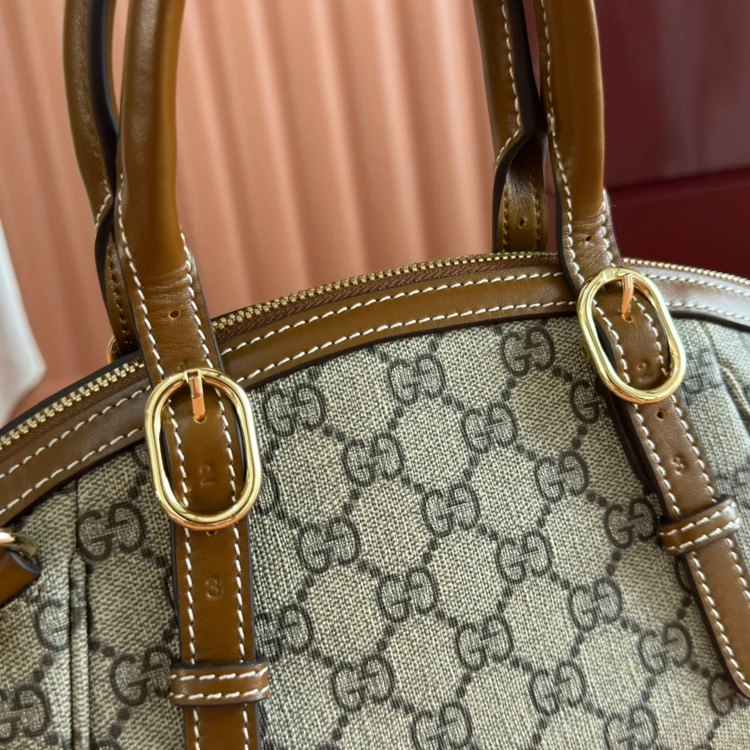 p1060. 💋💋💋"With full set of original counter packaging" [New Product] The Padlock series has launched a variety of fashionable bags with various carrying methods, adding color to the 2025 early autumn series. They are equipped with webbing lining, which is reminiscent of the brand's iconic pattern. Beige and dark brown GG monogram coated fabric Brown leather trim Light gold tone hardware Red and green webbing cotton lining Padlock closure with leather keychain Model: 839005. Dimensions: 31 cm (width) x 17 cm (height) x 12 cm (depth) Color: brown pvc/original leather. Made in Italy