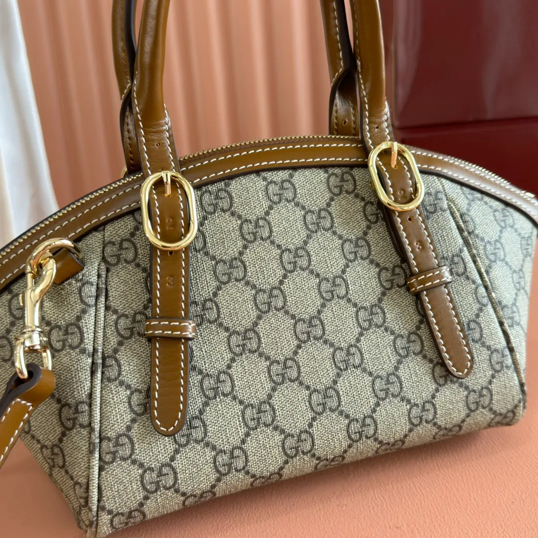 p1060. 💋💋💋"With full set of original counter packaging" [New Product] The Padlock series has launched a variety of fashionable bags with various carrying methods, adding color to the 2025 early autumn series. They are equipped with webbing lining, which is reminiscent of the brand's iconic pattern. Beige and dark brown GG monogram coated fabric Brown leather trim Light gold tone hardware Red and green webbing cotton lining Padlock closure with leather keychain Model: 839005. Dimensions: 31 cm (width) x 17 cm (height) x 12 cm (depth) Color: brown pvc/original leather. Made in Italy