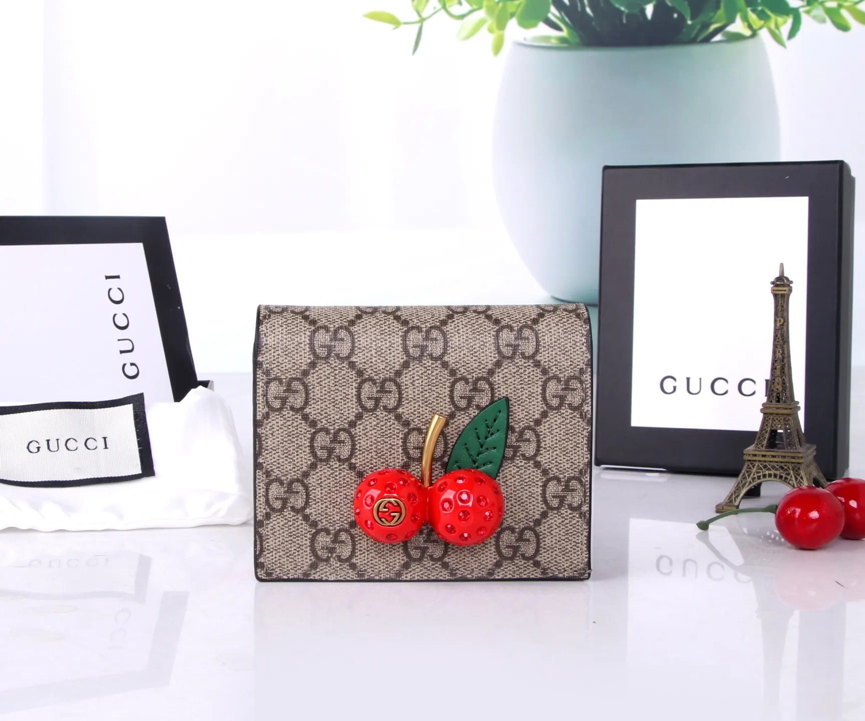 P170 Style number: GA022 Brand: GUCCl counter model Color: Red Size: 10*8*3 Description: GUCCl counters synchronize the latest styles! Gucci Garden souvenir ~ Midsummer [Sun] "Cherry" series new style! 🍒🍒A three-dimensional cherry accessory, inlaid with crystals and standing on the GG logo🍒🍒Made of imported PVC with top-grade original leather🍒🍒, the source of sweet fashion, girly hearts are bursting with cuteness!