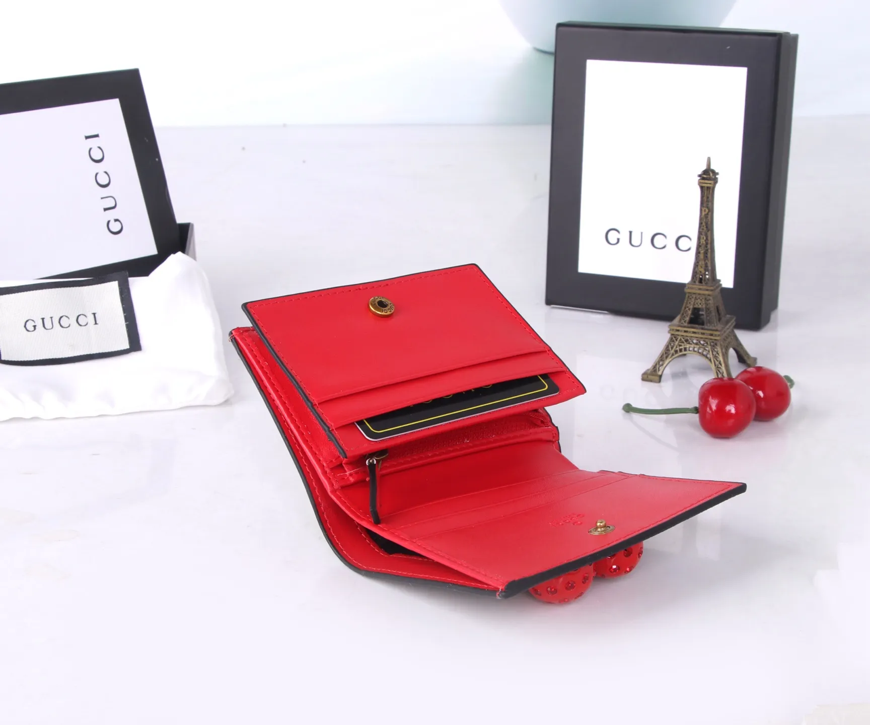 P170 Style number: GA022 Brand: GUCCl counter model Color: Red Size: 10*8*3 Description: GUCCl counters synchronize the latest styles! Gucci Garden souvenir ~ Midsummer [Sun] "Cherry" series new style! 🍒🍒A three-dimensional cherry accessory, inlaid with crystals and standing on the GG logo🍒🍒Made of imported PVC with top-grade original leather🍒🍒, the source of sweet fashion, girly hearts are bursting with cuteness!