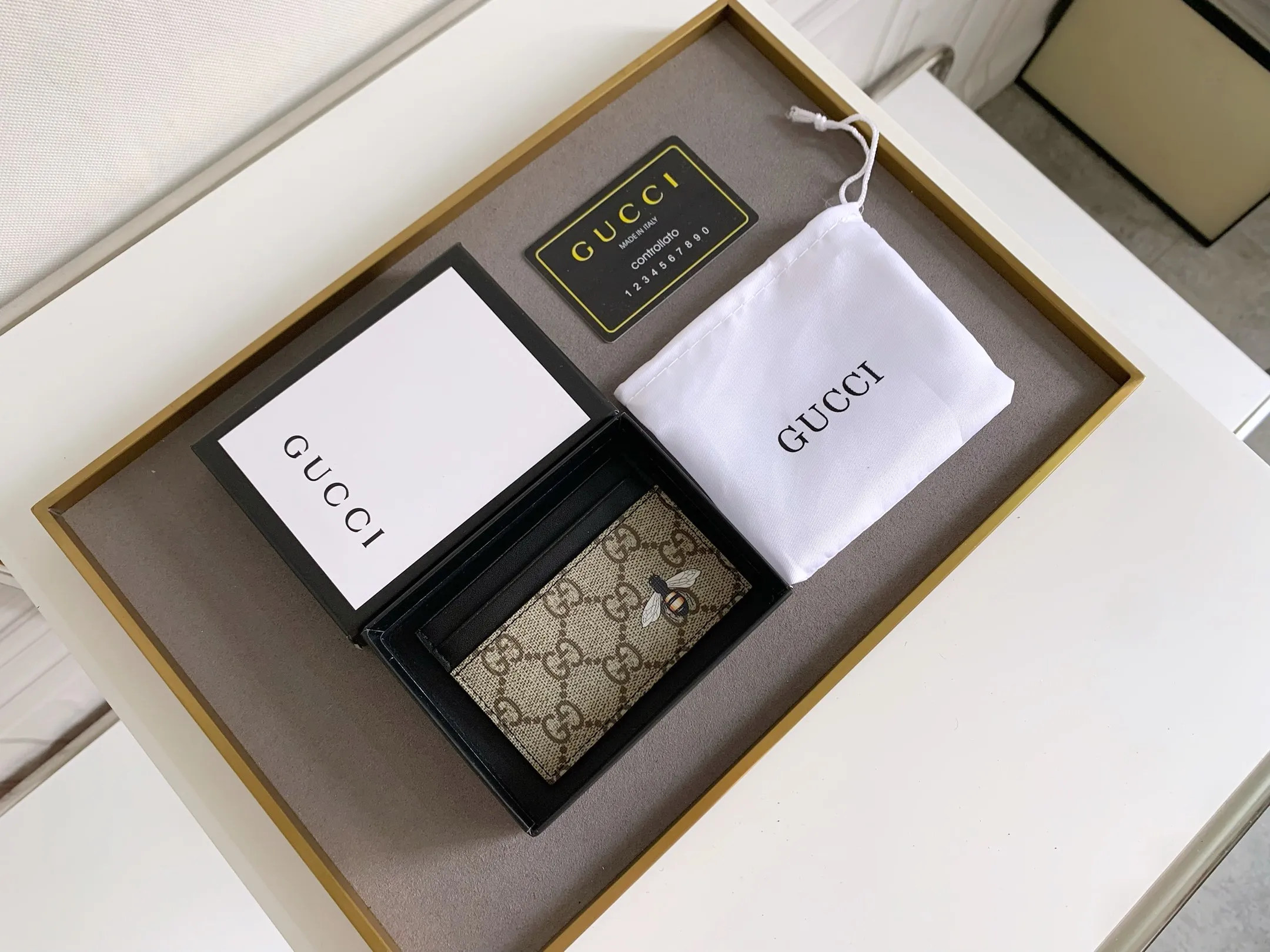 💰90 💎 (Bee pattern) Top original quality, GUCCI classic popular printed card holder, exclusive background, real shot. The card holder is made of GG Supreme high-grade man-made canvas with exquisite patterns💯! Style number: 451277 Size: 10x7.5cm