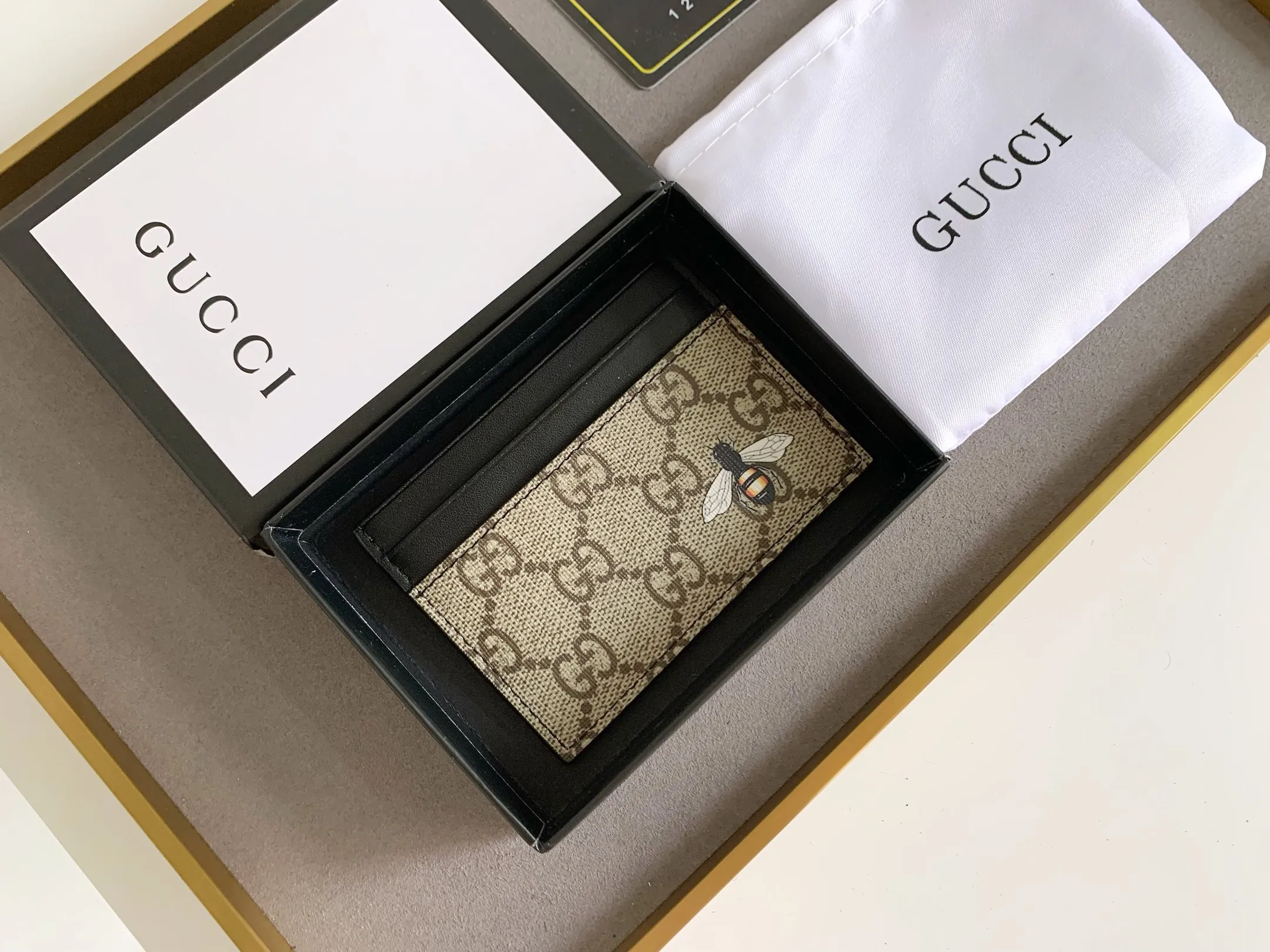 💰90 💎 (Bee pattern) Top original quality, GUCCI classic popular printed card holder, exclusive background, real shot. The card holder is made of GG Supreme high-grade man-made canvas with exquisite patterns💯! Style number: 451277 Size: 10x7.5cm
