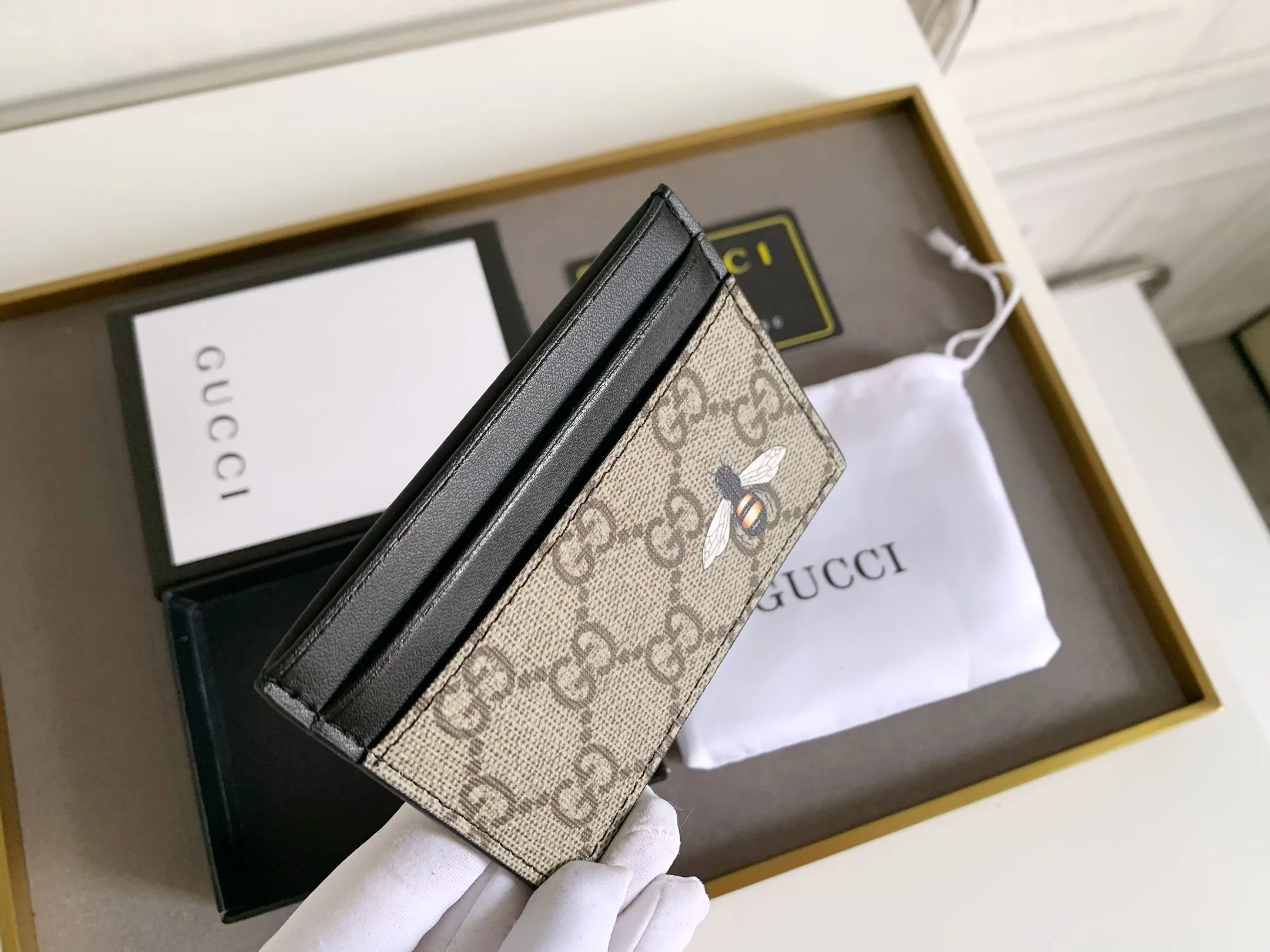 💰90 💎 (Bee pattern) Top original quality, GUCCI classic popular printed card holder, exclusive background, real shot. The card holder is made of GG Supreme high-grade man-made canvas with exquisite patterns💯! Style number: 451277 Size: 10x7.5cm