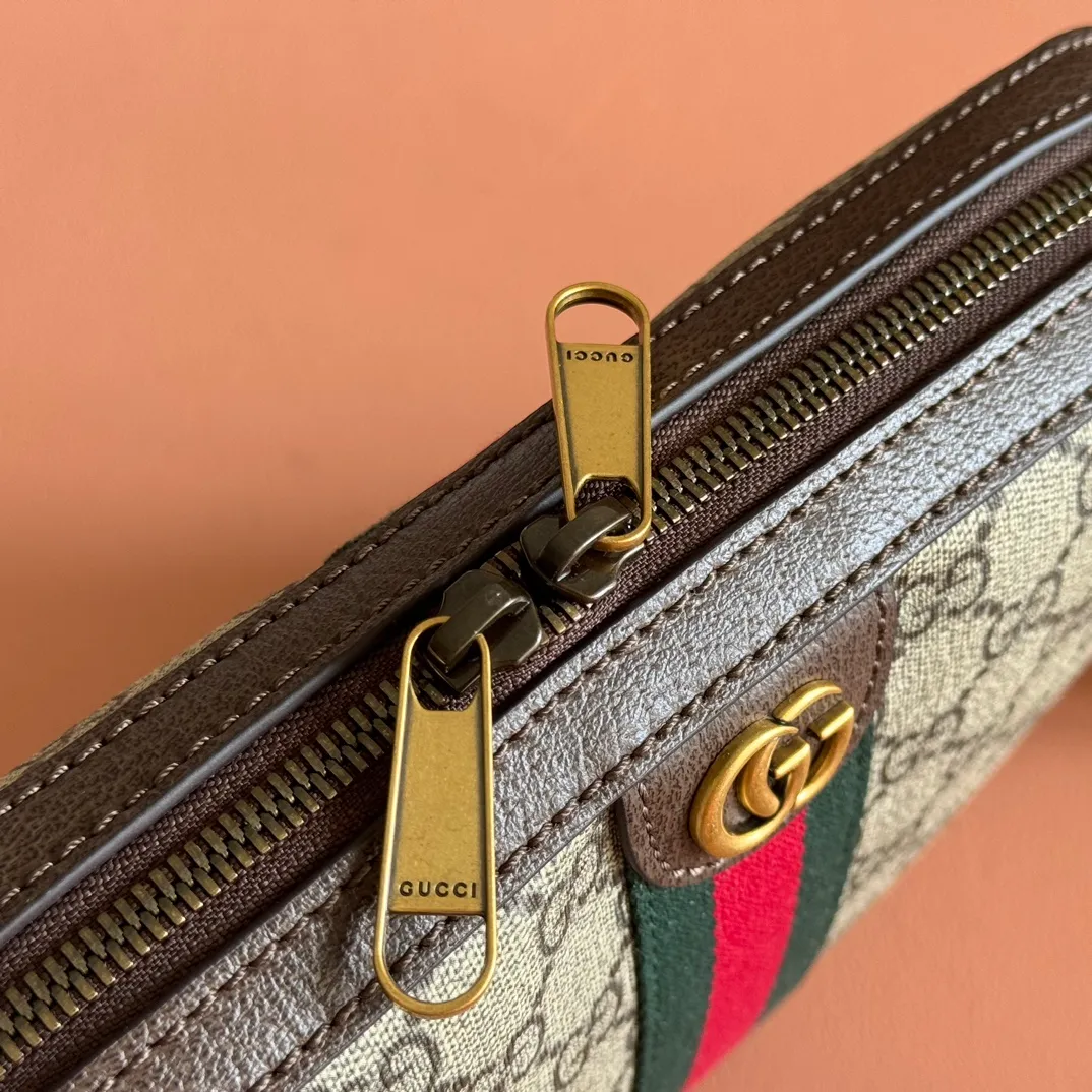 p940. 📣📣📣[Original leather accessories🌈Full set of counter packaging]🔥🔥 Ophidia series GG shoulder bag 9C2ST This Ophidia series shoulder bag inherits the timeless design and is carefully made of traditional beige and ebony GG Supreme canvas materials inspired by the archive design of the 1930s. Classic metal hardware and iconic logos imbue this timeless piece with rich heritage. Ebony GG Supreme canvas, environmentally friendly material. Model: 699439. Dimensions: 24.5x 16x 4.5cm. Color: brown/pvc. Made in Italy