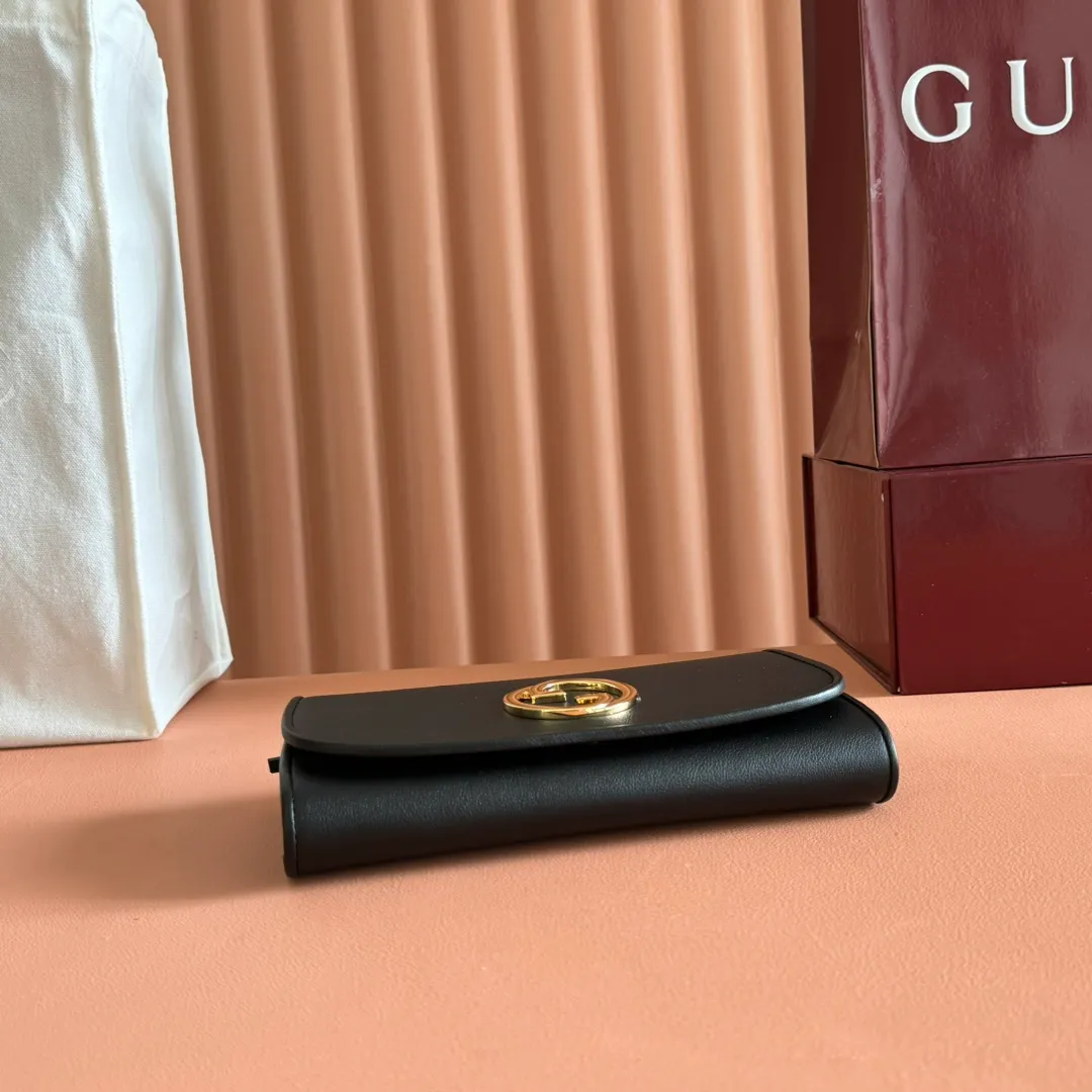 p780. 📣📣📣【Original leather with 🌈Full set of counter packaging】🔥🔥Details of how to carry the chain bag (with full hardware chain) Gucci Blondie interlocking black (original leather) I love it at first sight, I have been waiting for this new style for a long time!! I personally like it very much, second-hand bags have always been my favorite 🍠It is super popular now, mainly because it is really good-looking! It’s really great to get it. The hardware and leather texture are very heavy and matchable. You can change it anytime and anywhere. It can be carried as an armpit bag or cross-body. Depending on your mood, I can switch between the two carrying methods. I think it is very retro, fashionable and fascinating! Among the many styles recently, this is the only item that makes me excited. Model: 725215. Dimensions: 21x10.5cm. Color: black original leather.