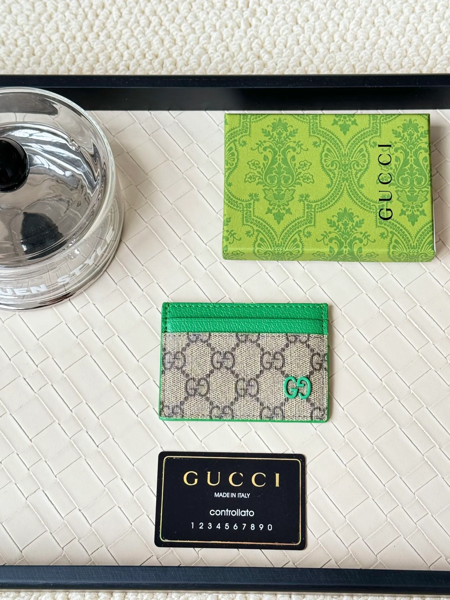 💰100 Gucci card uses a two-tone design full of contrasting beauty to make the GG logo embellished on the bag shine. The fabric is black GG, and the lining is made of contrasting cowhide. It is made of black GG Supreme canvas with dark gray ceramic effect double G. Size: 11x 7cm Model: 768248