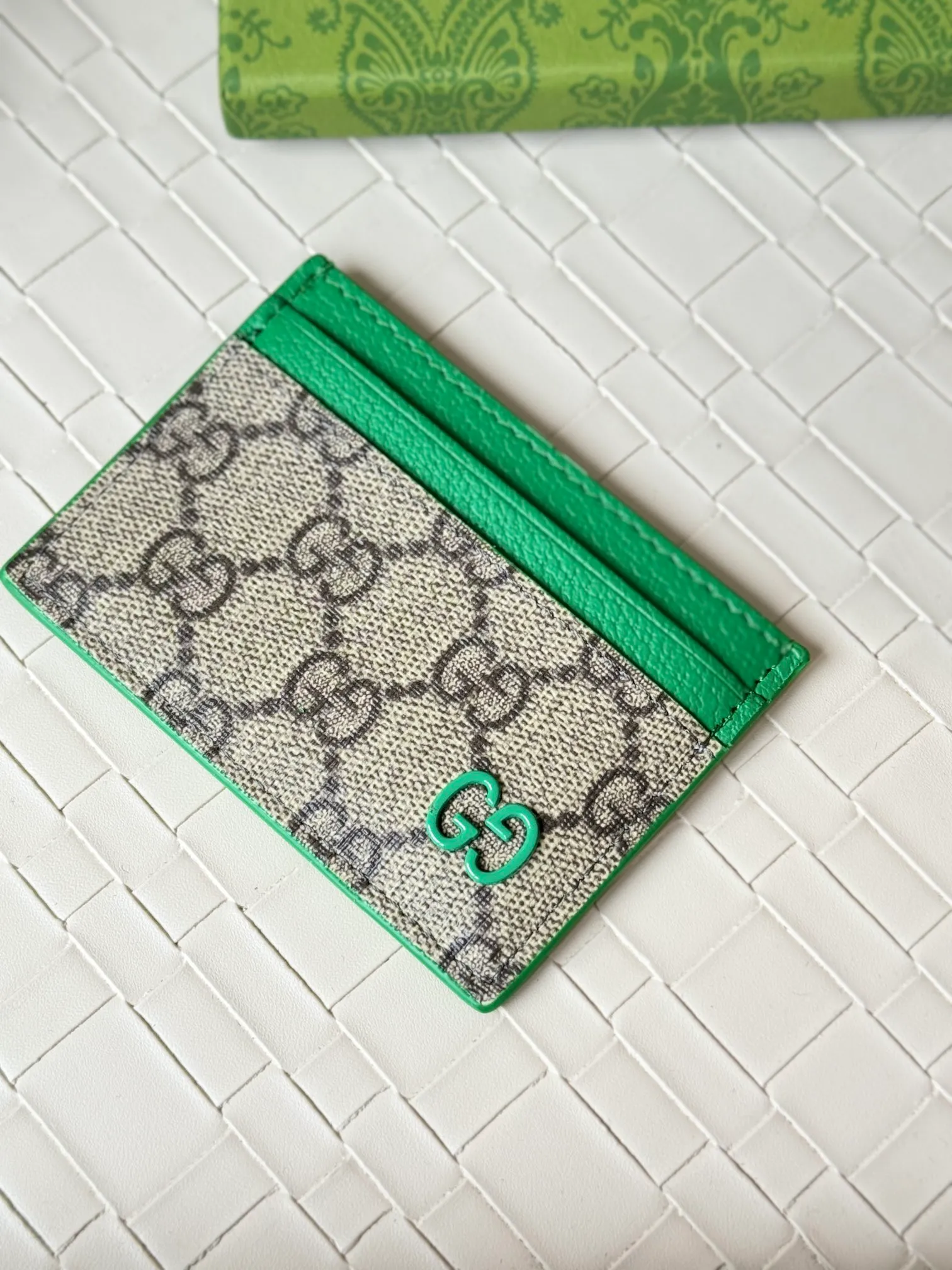 💰100 Gucci card uses a two-tone design full of contrasting beauty to make the GG logo embellished on the bag shine. The fabric is black GG, and the lining is made of contrasting cowhide. It is made of black GG Supreme canvas with dark gray ceramic effect double G. Size: 11x 7cm Model: 768248