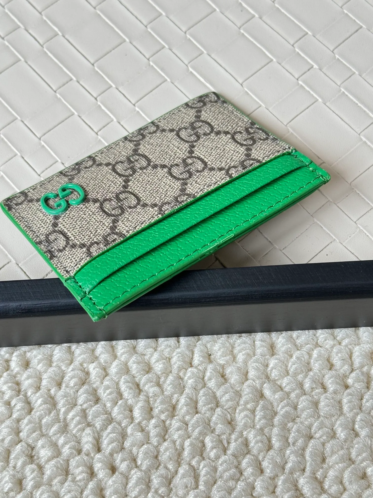 💰100 Gucci card uses a two-tone design full of contrasting beauty to make the GG logo embellished on the bag shine. The fabric is black GG, and the lining is made of contrasting cowhide. It is made of black GG Supreme canvas with dark gray ceramic effect double G. Size: 11x 7cm Model: 768248